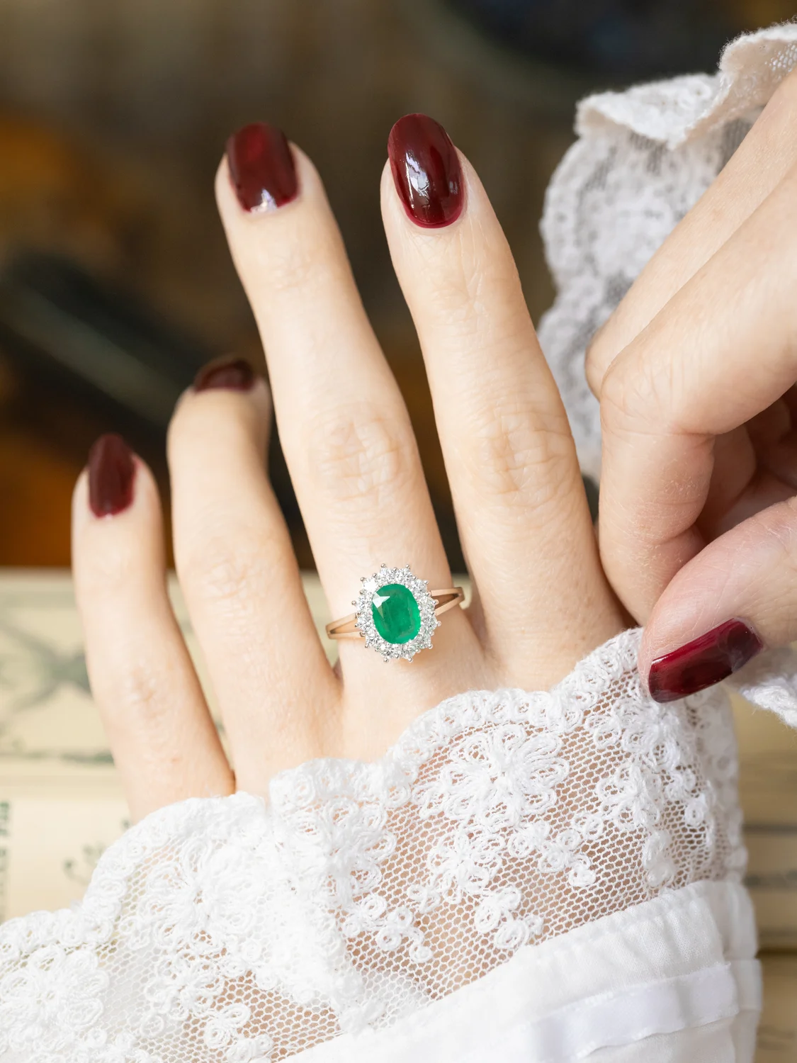 LA VIVIANNE, lumineuse et fascinante bague Pompadour vintage en or blanc 18 carats, émeraude 1,2 ct & diamants étincelants ✨