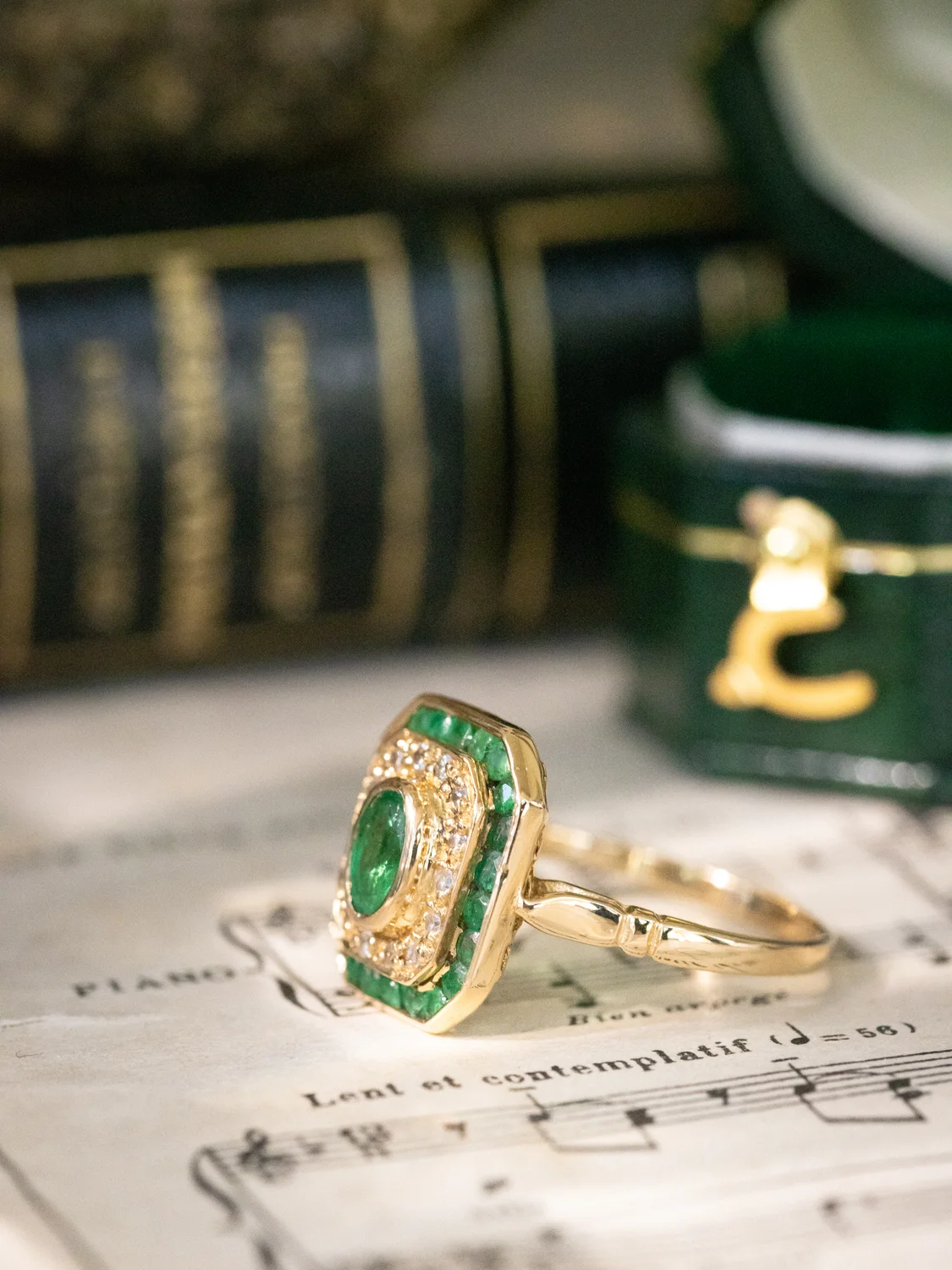 LA ADRIENNE, magnifique et envoûtante bague octogonale vintage de style Art Déco en or jaune 18 carats, émeraudes & petits diamants ✨