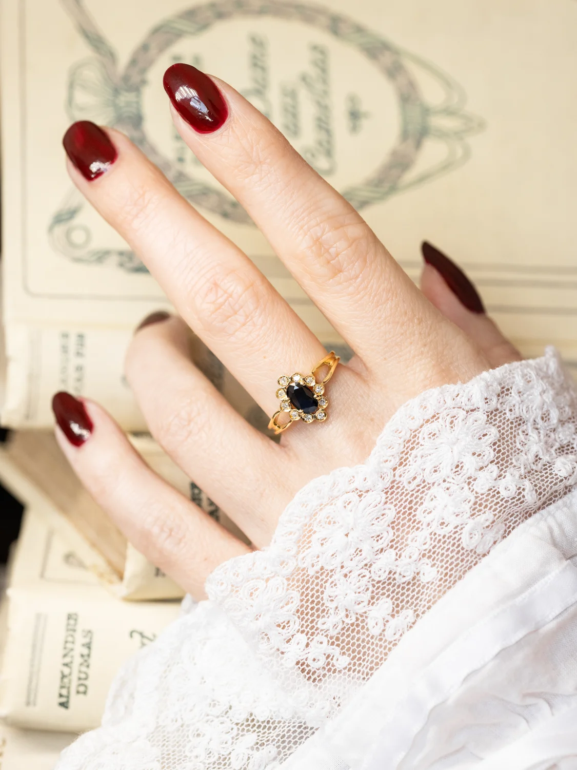 LA AUDÉLIE, ravissante bague Marguerite allongée / Marquise vintage en or jaune 18 carats, saphir, pierres blanches scintillantes et petits diamants