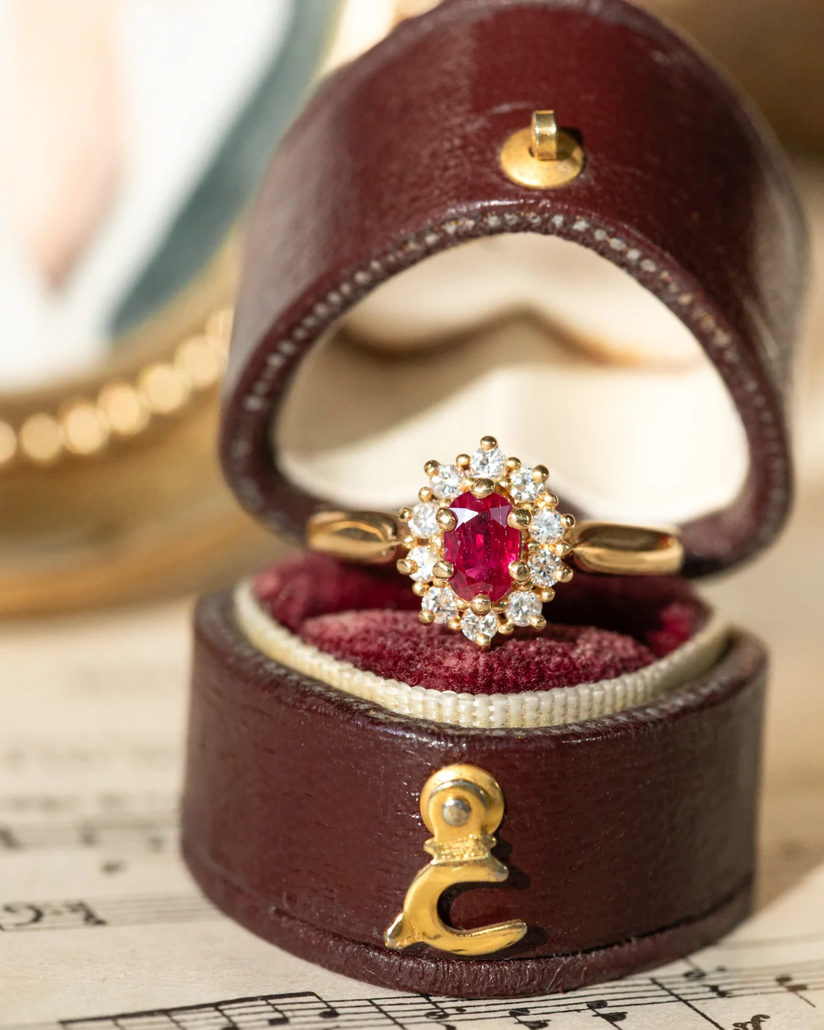 LA MILA, délicieuse bague Marguerite vintage (circa 1975) en or 18 carats, rubis & diamants