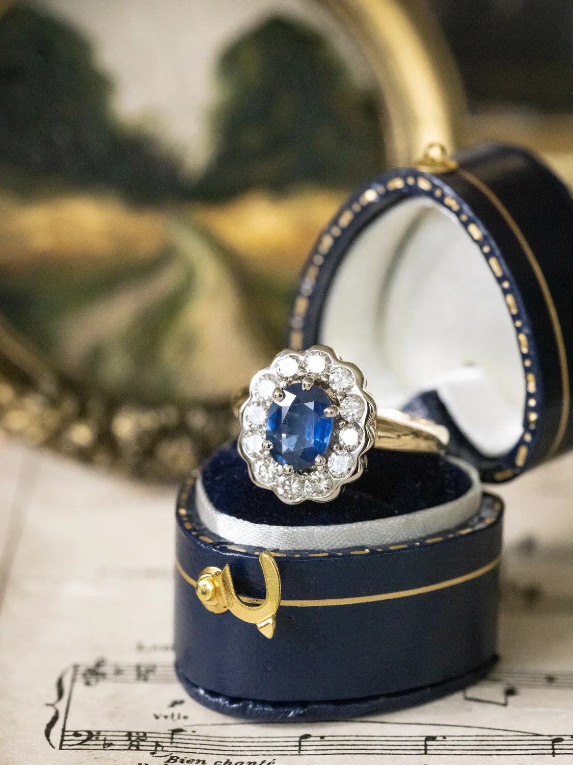 LA ANGÉLIQUE, merveilleuse et fascinante bague Pompadour vintage en or 18 carats deux tons, saphir 1,10 ct & entourage de 12 diamants étincelants ✨