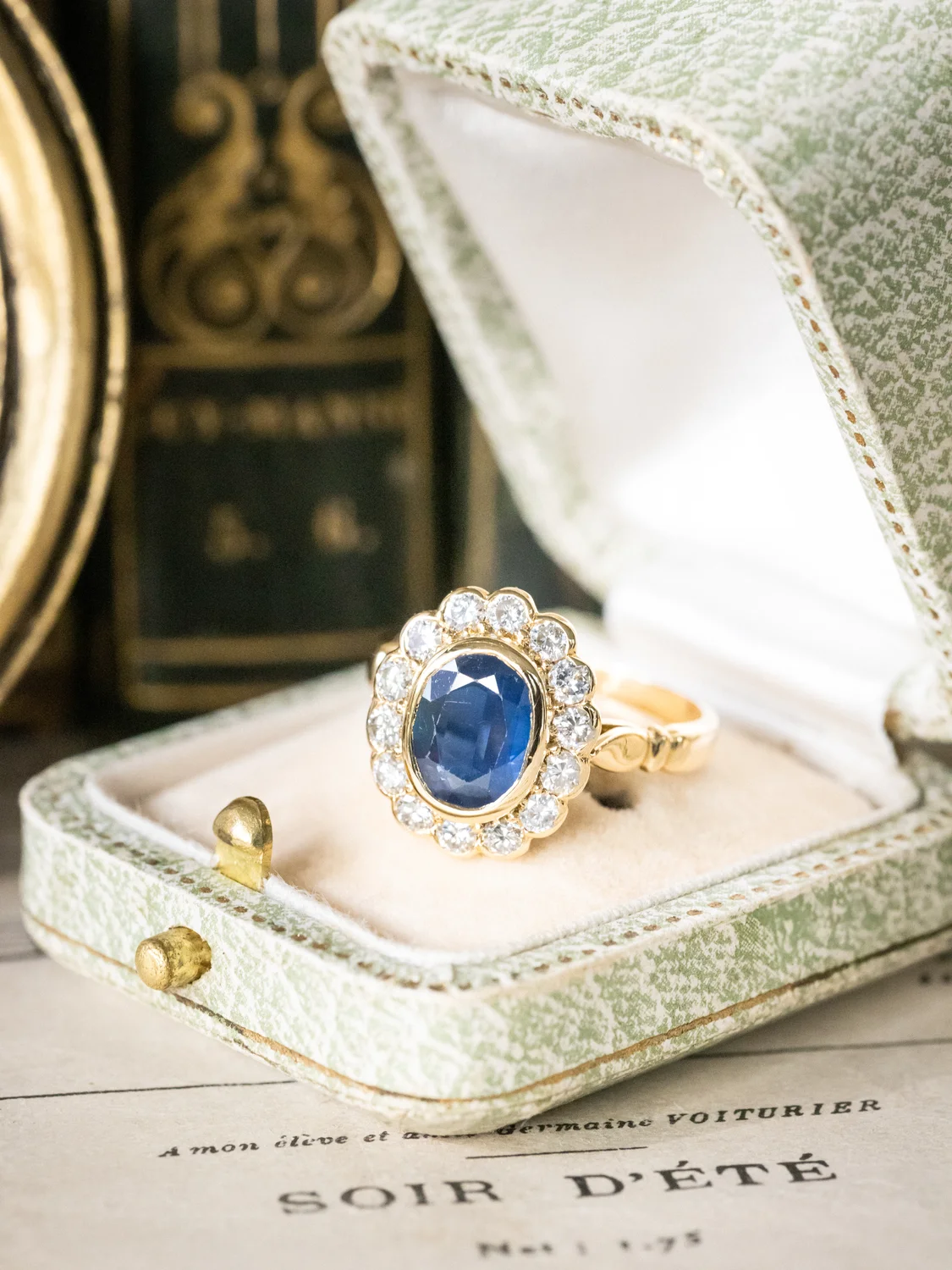 LA MARINA, merveilleuse bague Pompadour vintage en or jaune 18 carats, saphir 1,20 ct en serti clos & diamants étincelants ✨