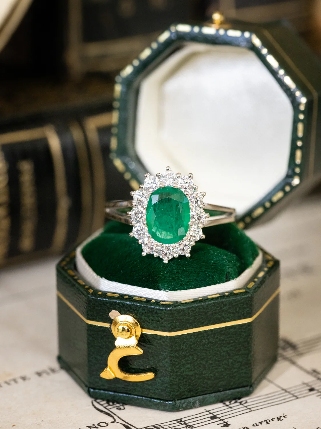 LA VIVIANNE, lumineuse et fascinante bague Pompadour vintage en or blanc 18 carats, émeraude 1,2 ct & diamants étincelants ✨