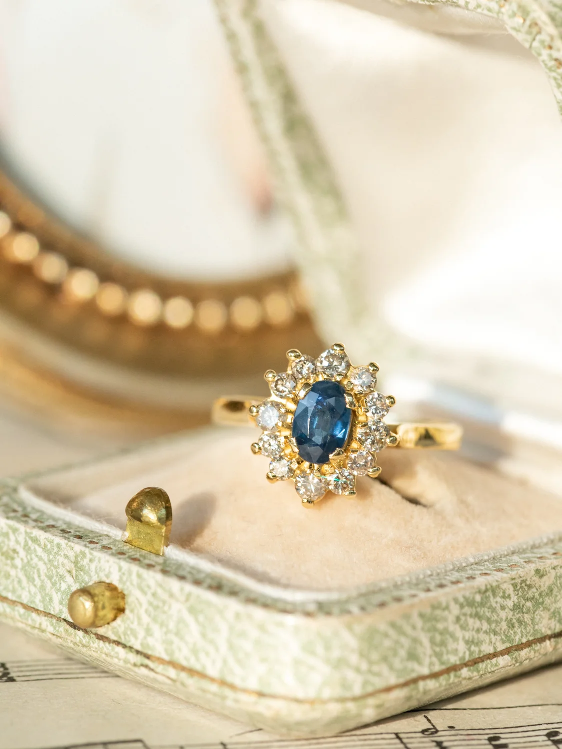 LA RENÉE, magnifique bague Marguerite vintage (circa 1970) en or 18 carats, saphir & 12 diamants scintillants ✨