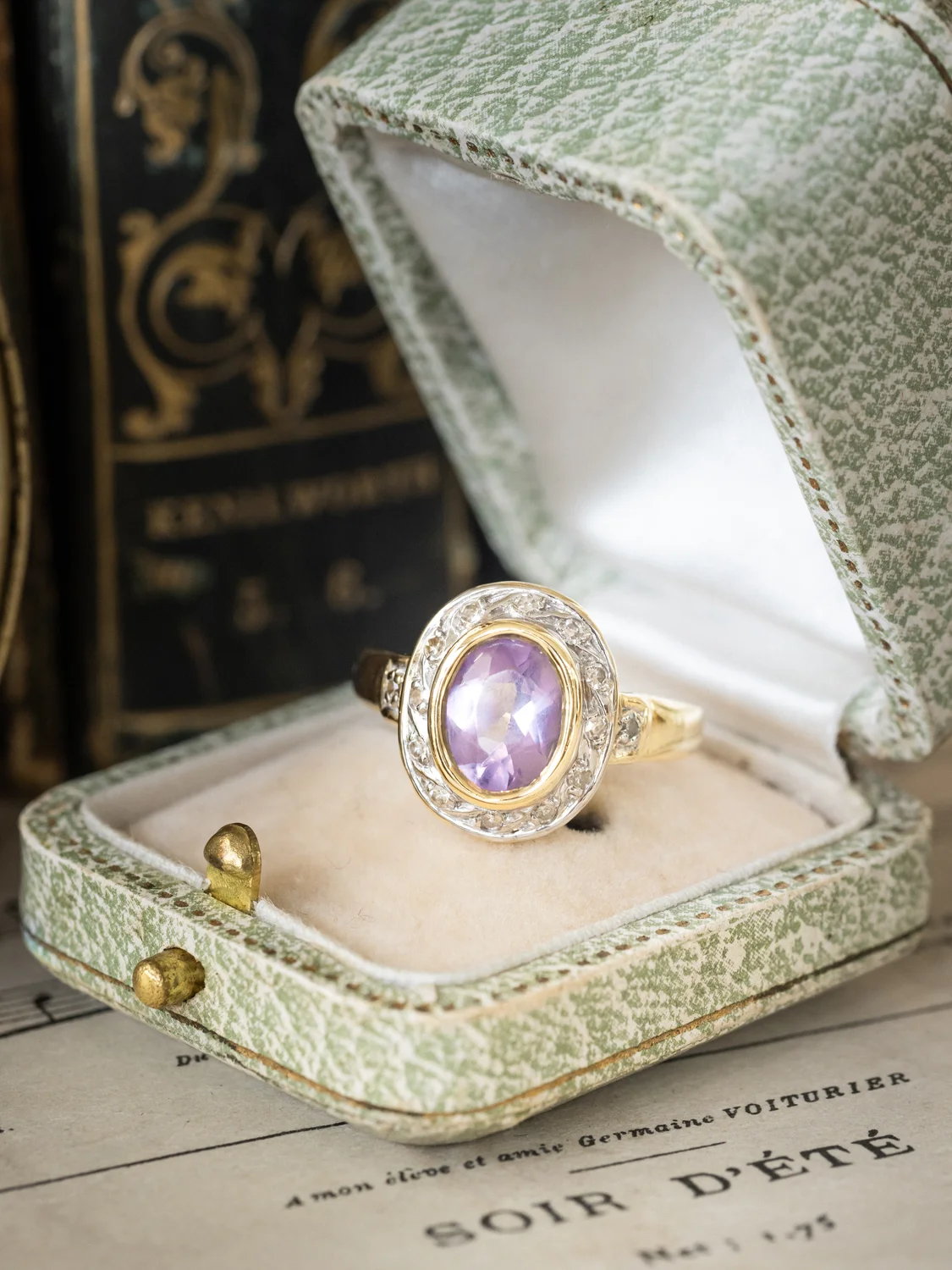 LA LILAS, magnifique bague vintage (circa 1950) en or 18 carats deux tons, améthyste en serti clos & petits diamants ✨