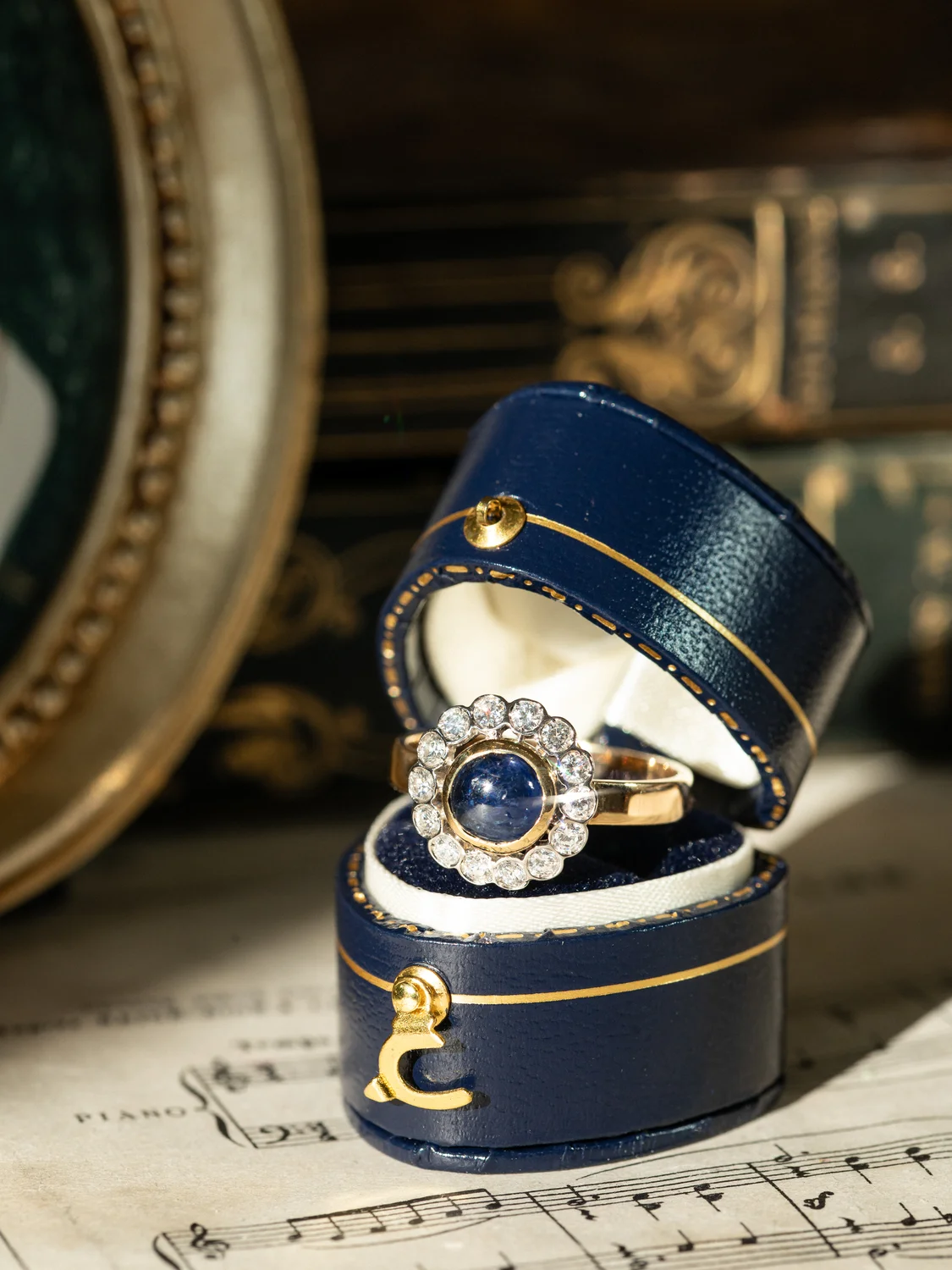 LA ORNELLA, magnifique bague Marguerite vintage en or 18 carats, cabochon de saphir en serti clos & diamants étincelants en serti festonné ✨