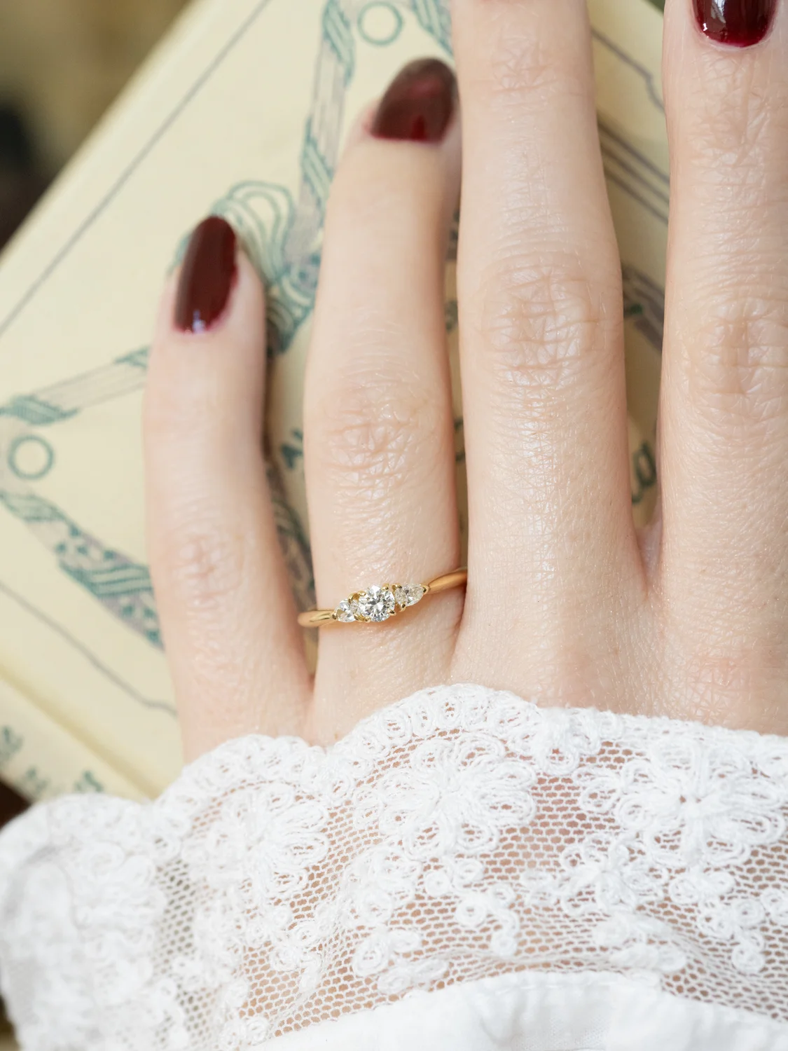 LA LALY, délicate et lumineuse bague vintage en or jaune 18 carats & trilogie de diamants étincelants ✨