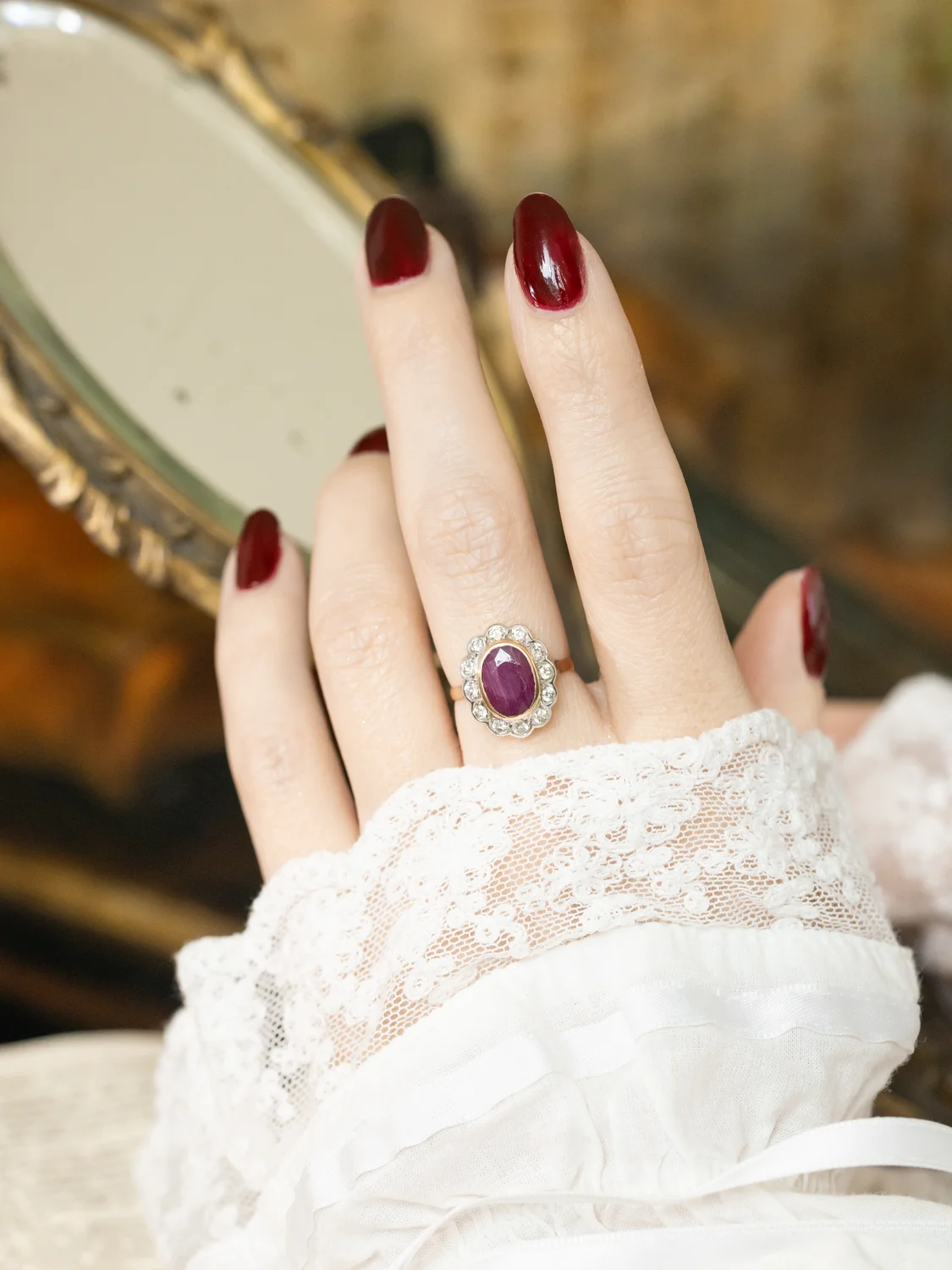 LA BERTA, ravissante et romantique bague Marguerite vintage (circa 1960) en or 18 carats deux tons, rubis serti clos & diamants en serti festonné ✨