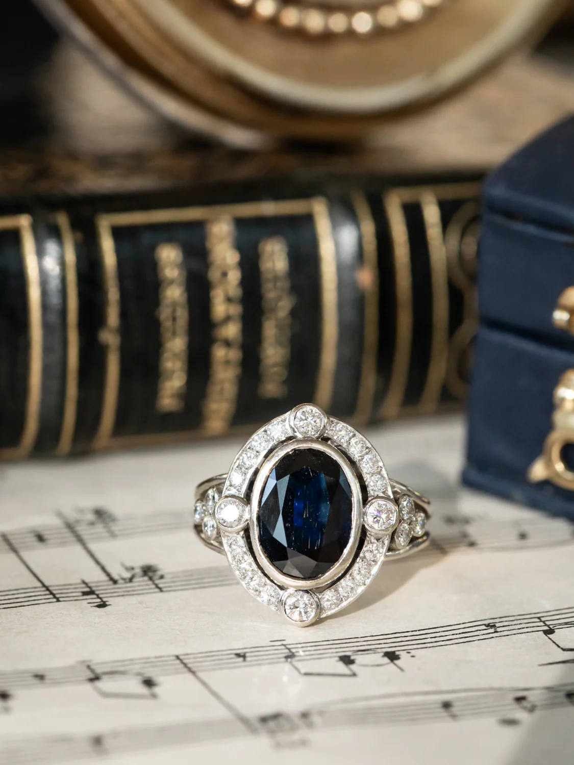 LA VICTORIA, sublime et envoûtante bague de style Belle Époque / Art Déco (vers 1940-1950) en or blanc 18 carats, saphir serti clos et diamants ✨