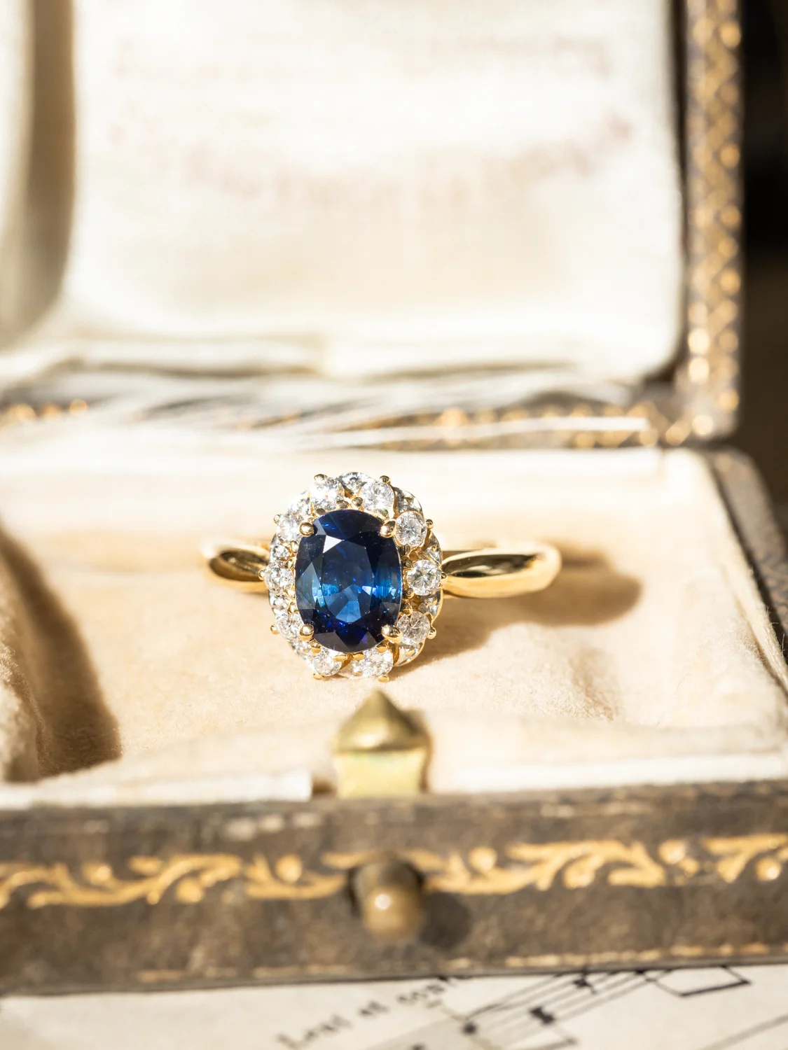 LA DANIELLE, sublime et lumineuse bague Pompadour vintage en or 18 carats, saphir & diamants scintillants ✨