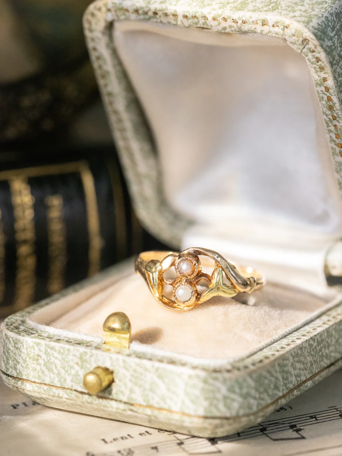 LA ISÉE, délicate et romantique bague Toi & Moi ancienne d’époque Art Nouveau (circa 1900) en or 18 carats et petites perles ✨