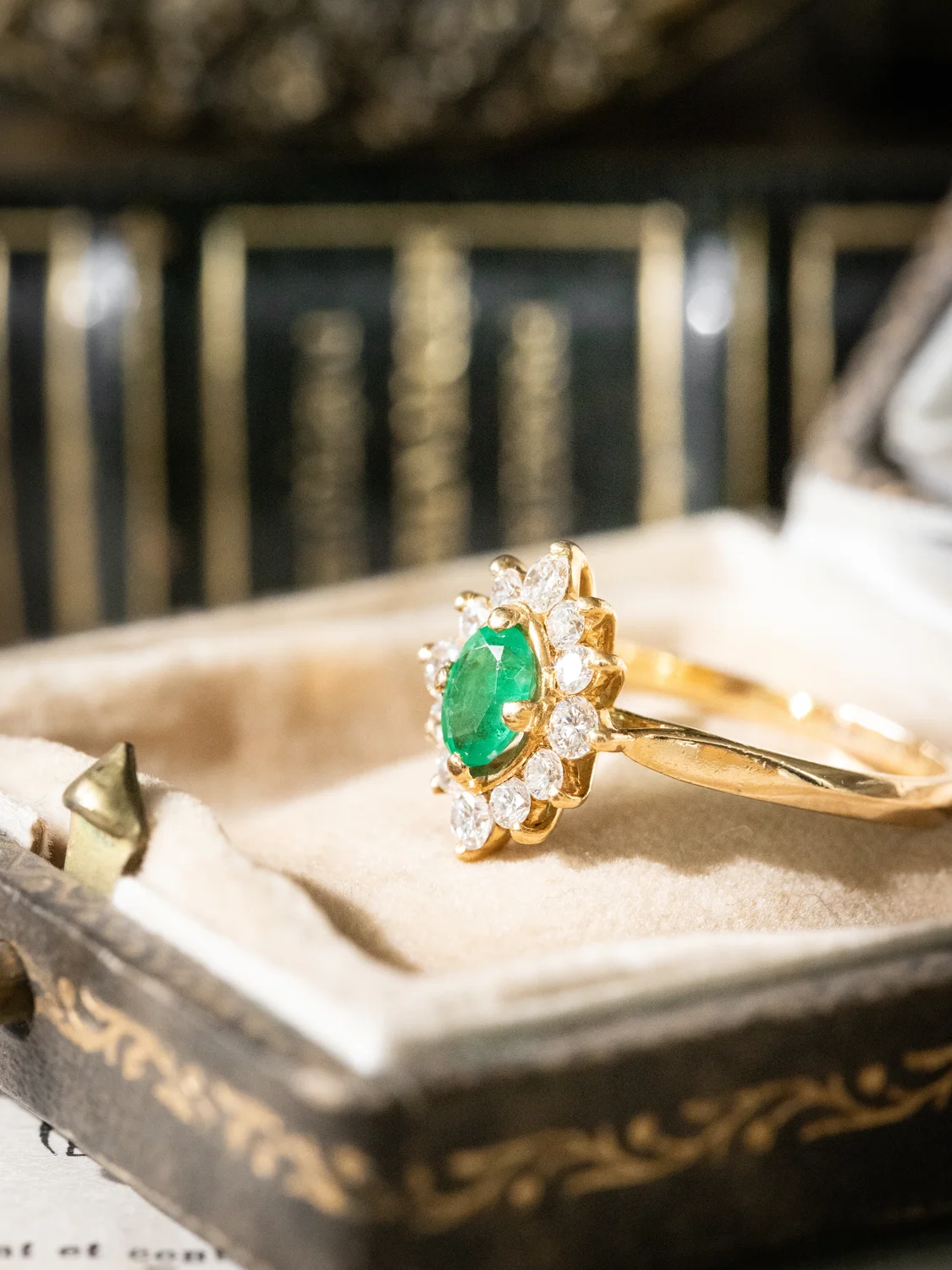 LA GUSTAVIA, lumineuse et envoûtante bague Marguerite vintage en or jaune 18 carats, émeraude & diamants étincelants ✨