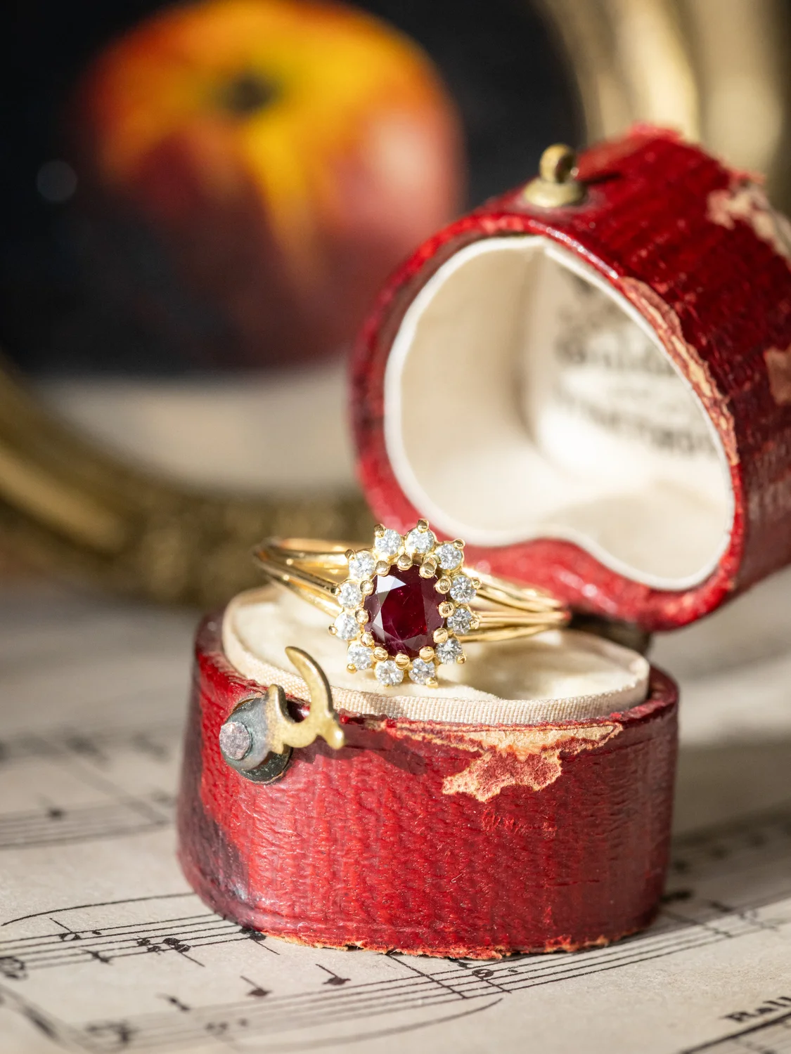 LA MARA, adorable petite bague Marguerite vintage en or jaune 18 carats, rubis & diamants ✨
