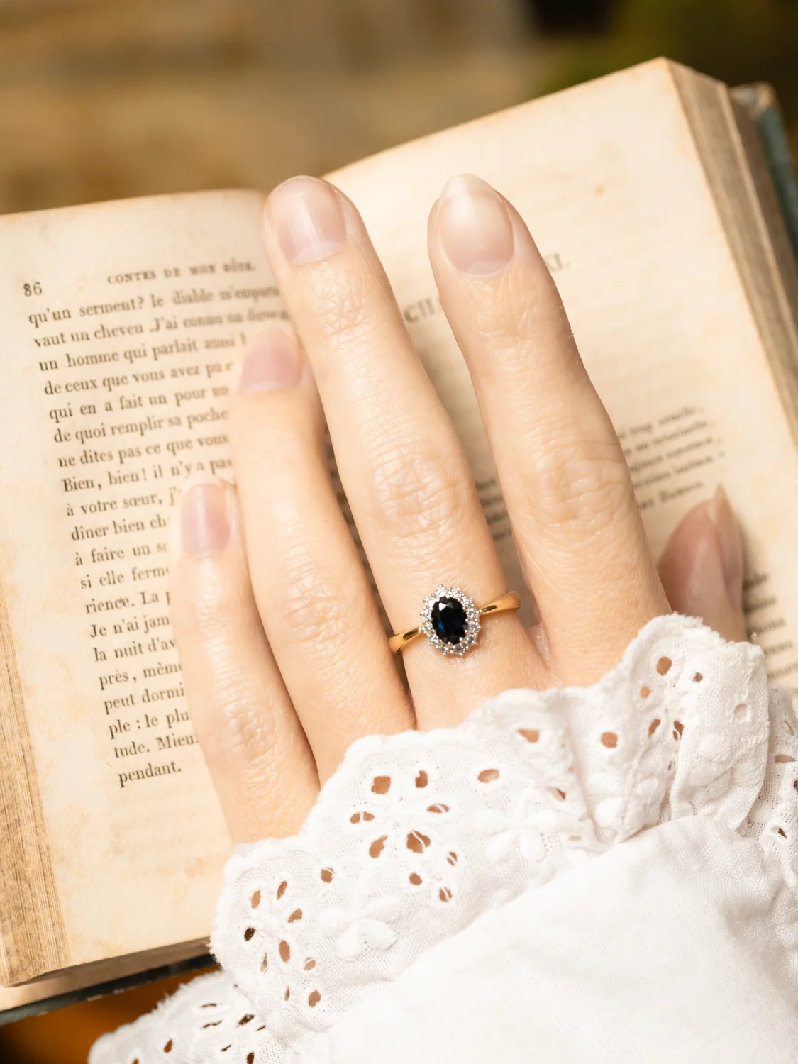 LA SASHA, adorable et envoûtante petite bague Marguerite / Pompadour en or 14 carats deux tons, saphir & halo de diamants ✨