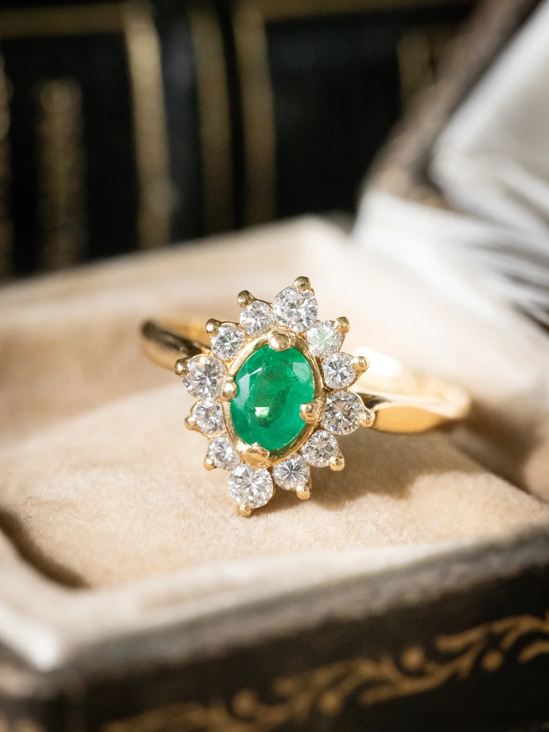 LA GUSTAVIA, lumineuse et envoûtante bague Marguerite vintage en or jaune 18 carats, émeraude & diamants étincelants ✨