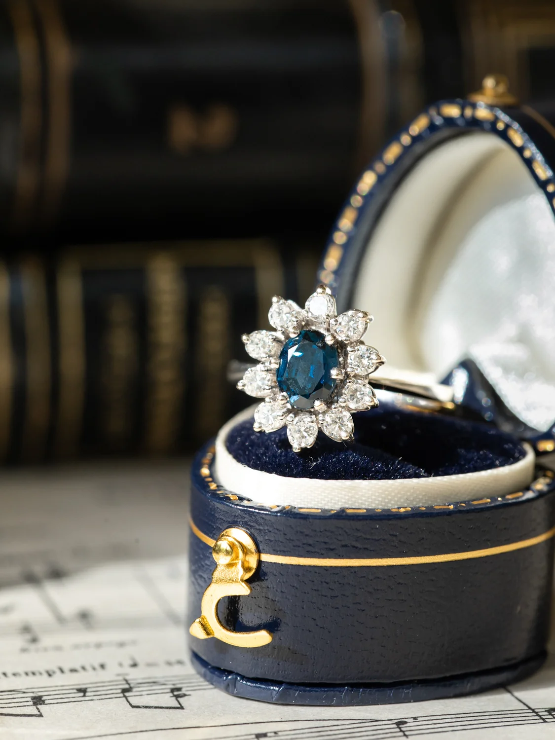 LA LÉNA, sublime bague Marguerite vintage en or blanc 18 carats, saphir & diamants scintillants ✨