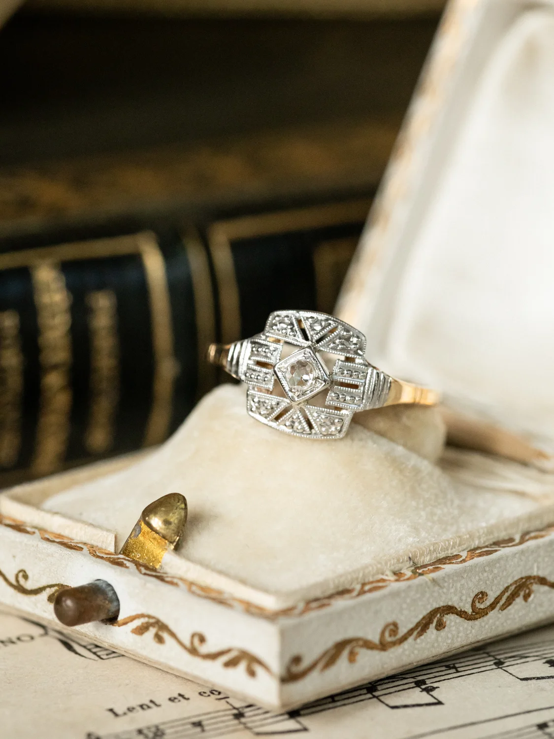 LA MARCIA, magnifique bague ancienne Art Déco (circa 1930) en or jaune 18 carats et platine, centrée d’un diamant taille rose ✨