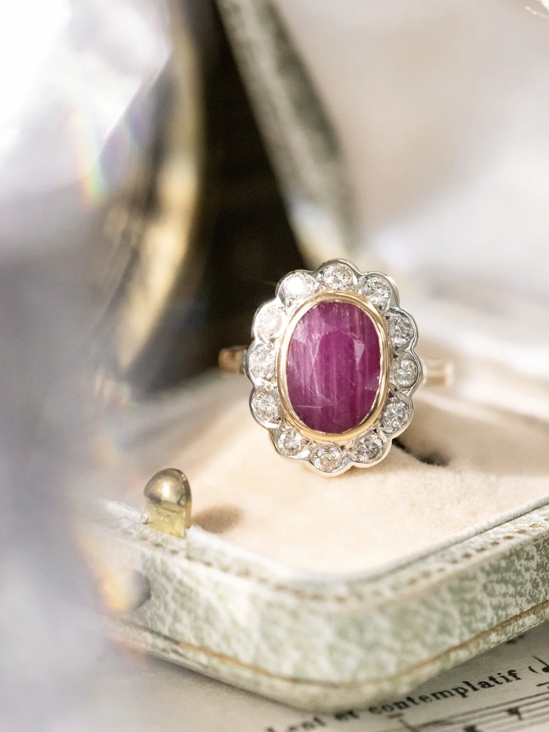 LA BERTA, ravissante et romantique bague Marguerite vintage (circa 1960) en or 18 carats deux tons, rubis serti clos & diamants en serti festonné ✨