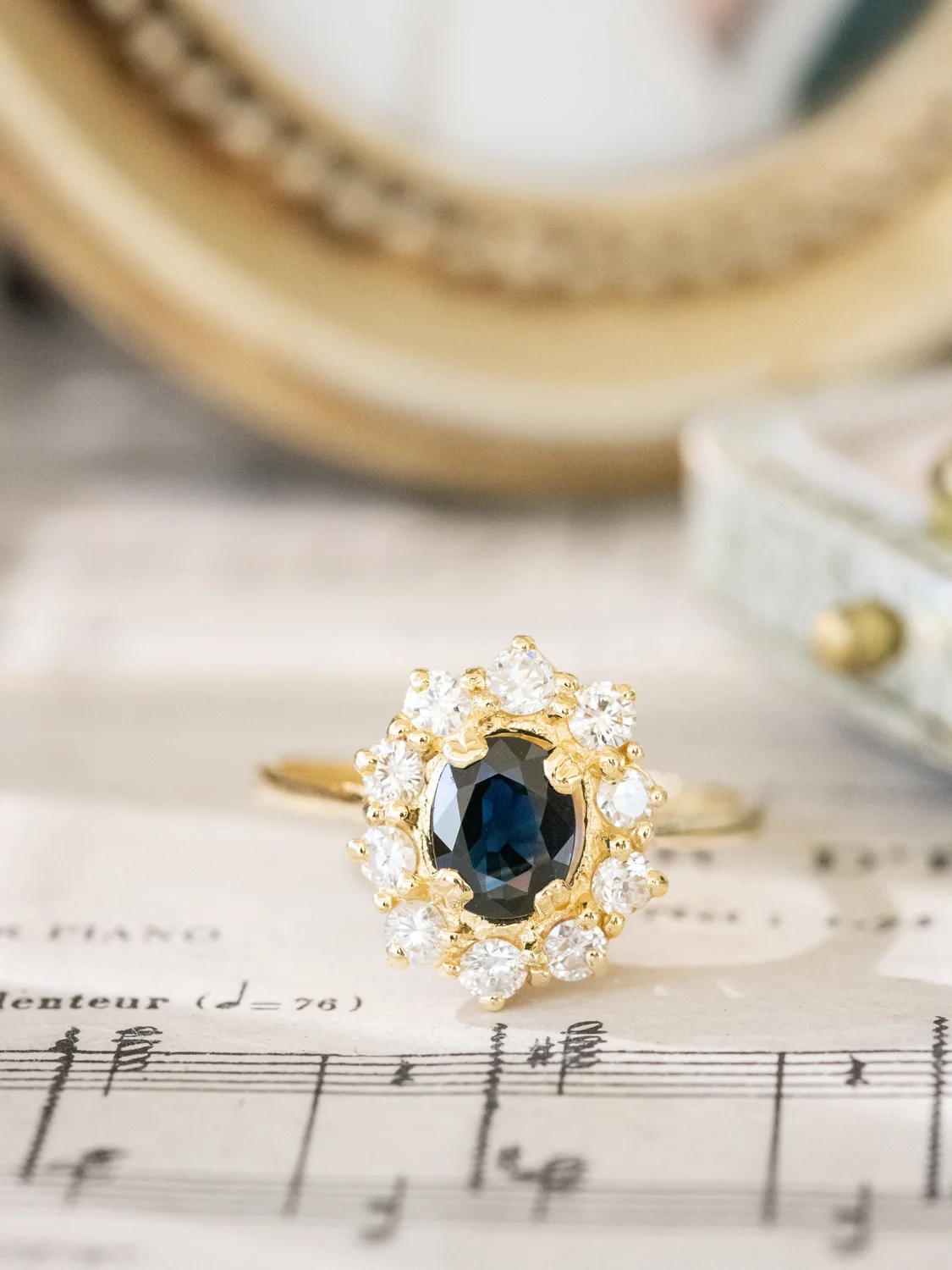 LA SOLANGE, sublime bague Marguerite vintage du milieu du XXe siècle (circa 1955) en or jaune 18 carats, saphir & diamants scintillants 💫