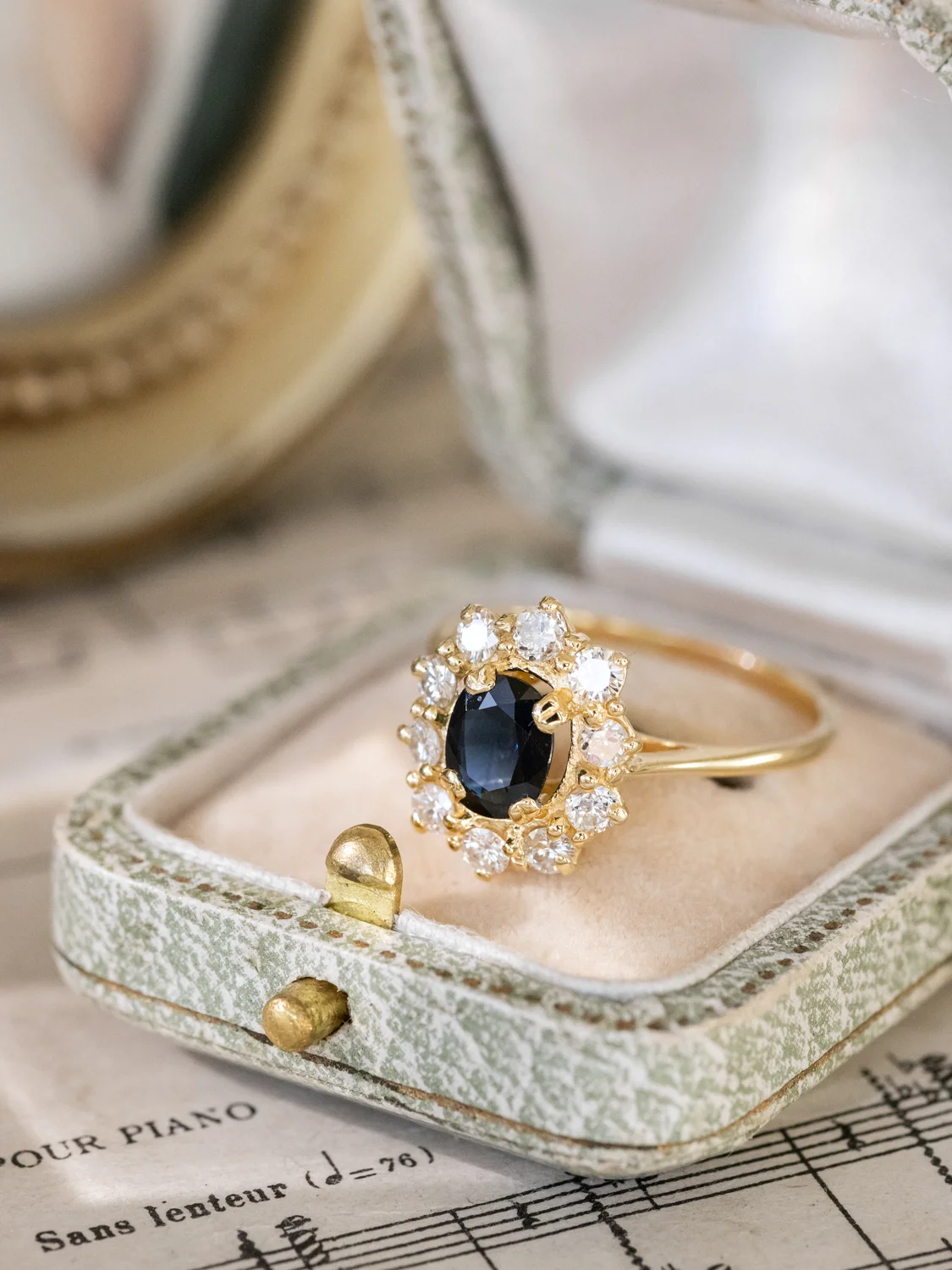 LA SOLANGE, sublime bague Marguerite vintage du milieu du XXe siècle (circa 1955) en or jaune 18 carats, saphir & diamants scintillants 💫