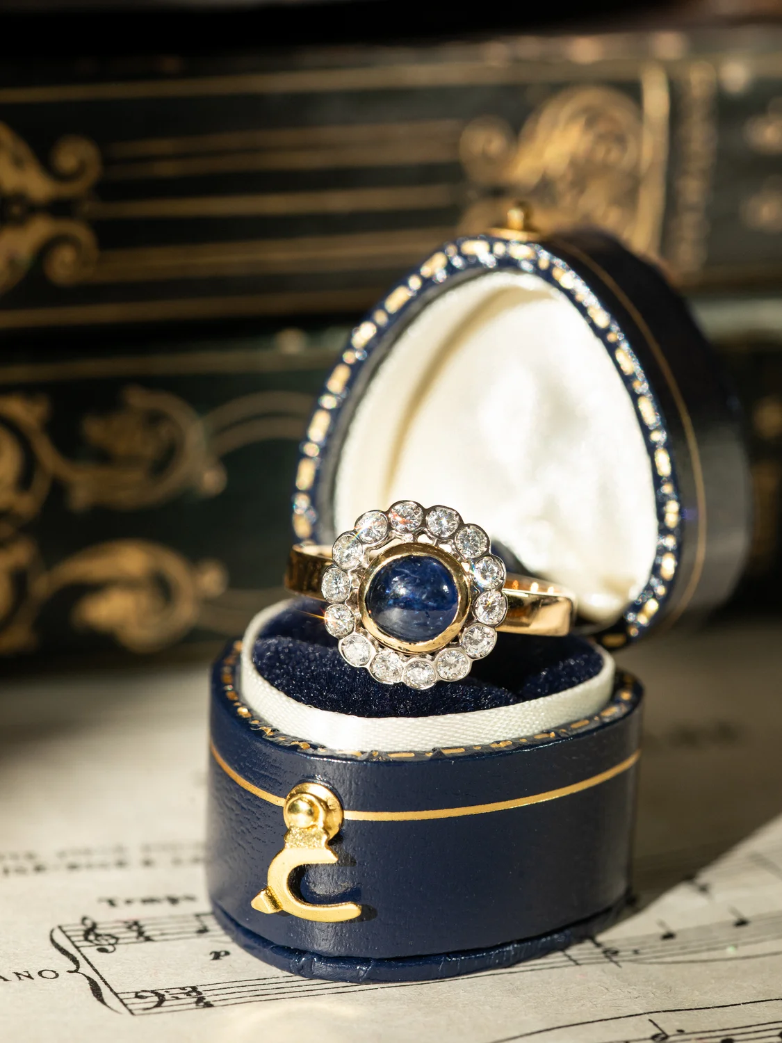 LA ORNELLA, magnifique bague Marguerite vintage en or 18 carats, cabochon de saphir en serti clos & diamants étincelants en serti festonné ✨