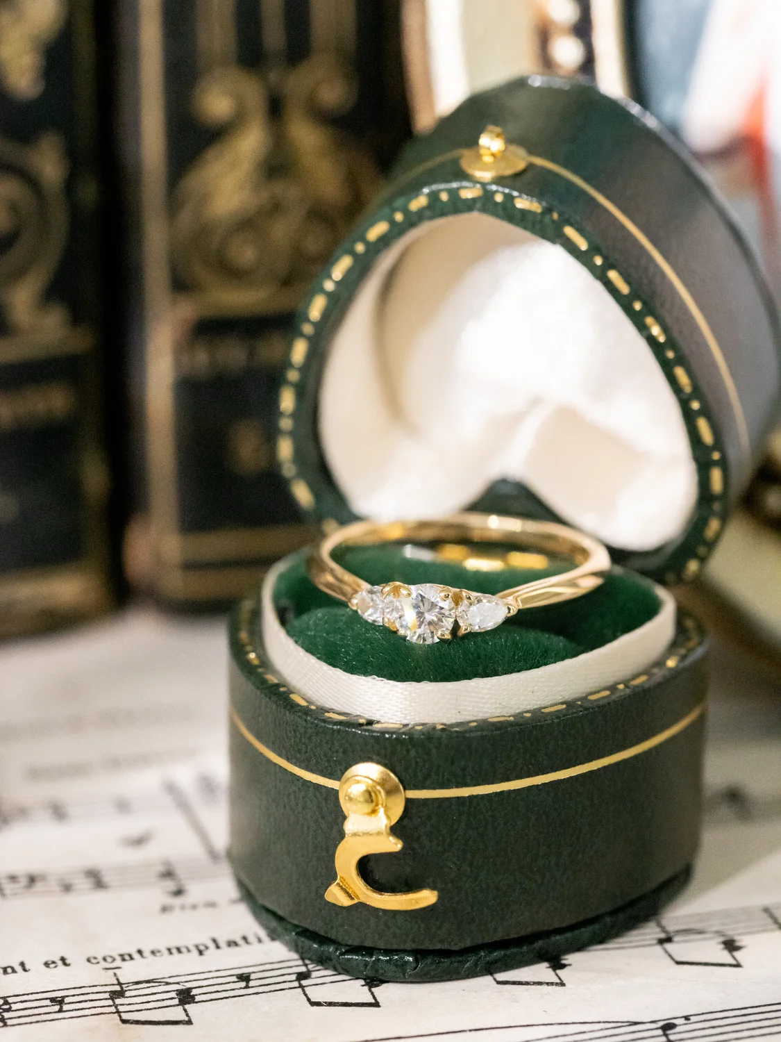 LA LALY, délicate et lumineuse bague vintage en or jaune 18 carats & trilogie de diamants étincelants ✨