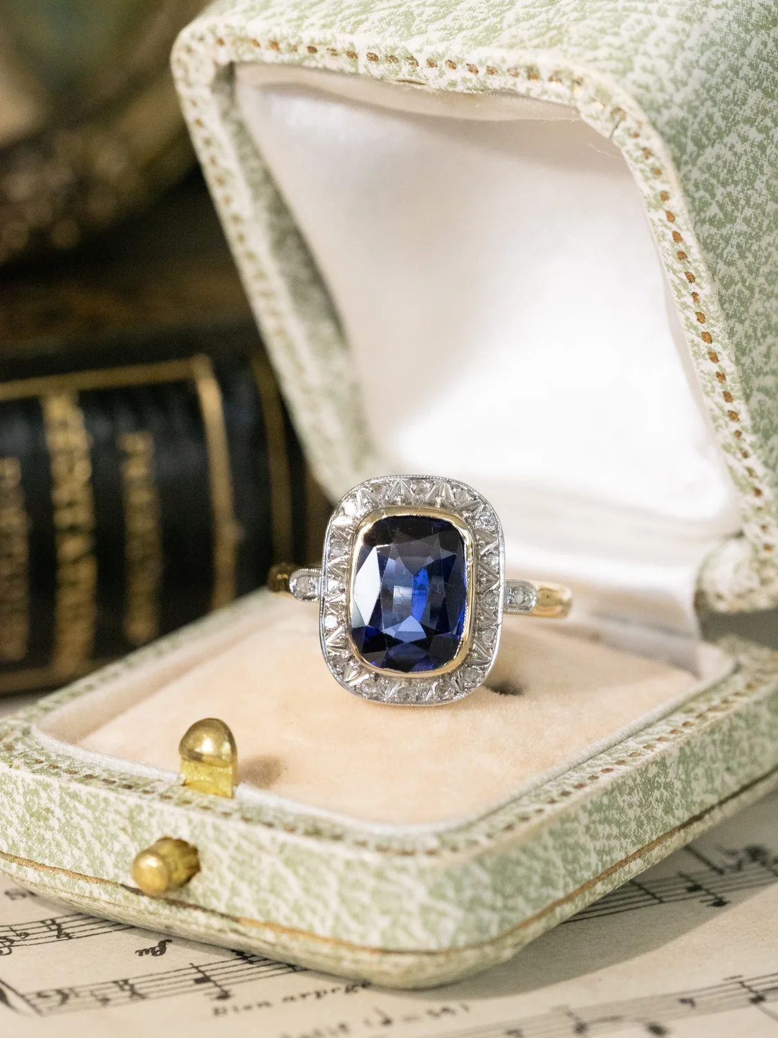 LA ARMANCE, sublime et envoûtante bague ancienne Art Déco (circa 1930) en or 18 carats deux tons, saphir taille coussin & petits diamants ✨