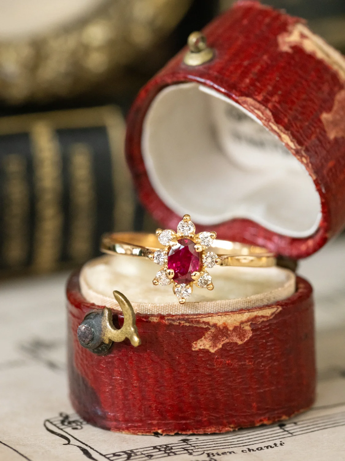 LA PIPPA, adorable petite bague Marguerite vintage (circa 1965) en or jaune 18 carats, rubis & diamants scintillants