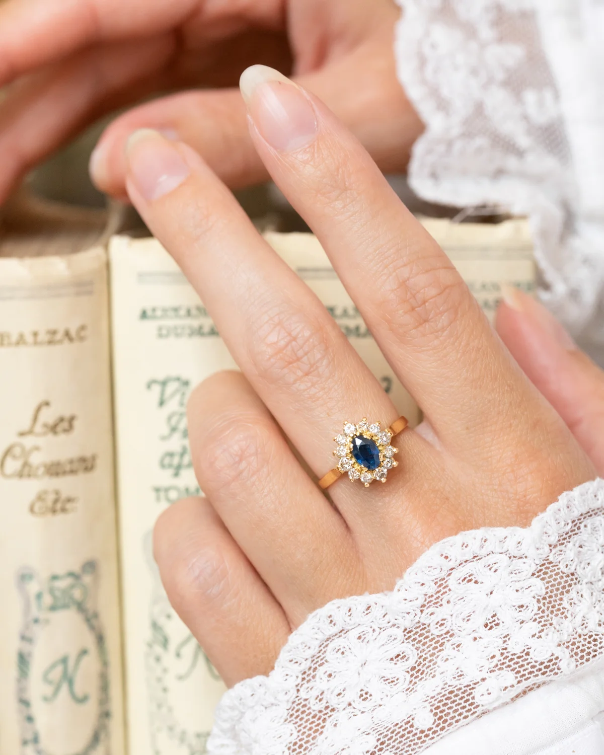 LA RENÉE, magnifique bague Marguerite vintage (circa 1970) en or 18 carats, saphir & 12 diamants scintillants ✨