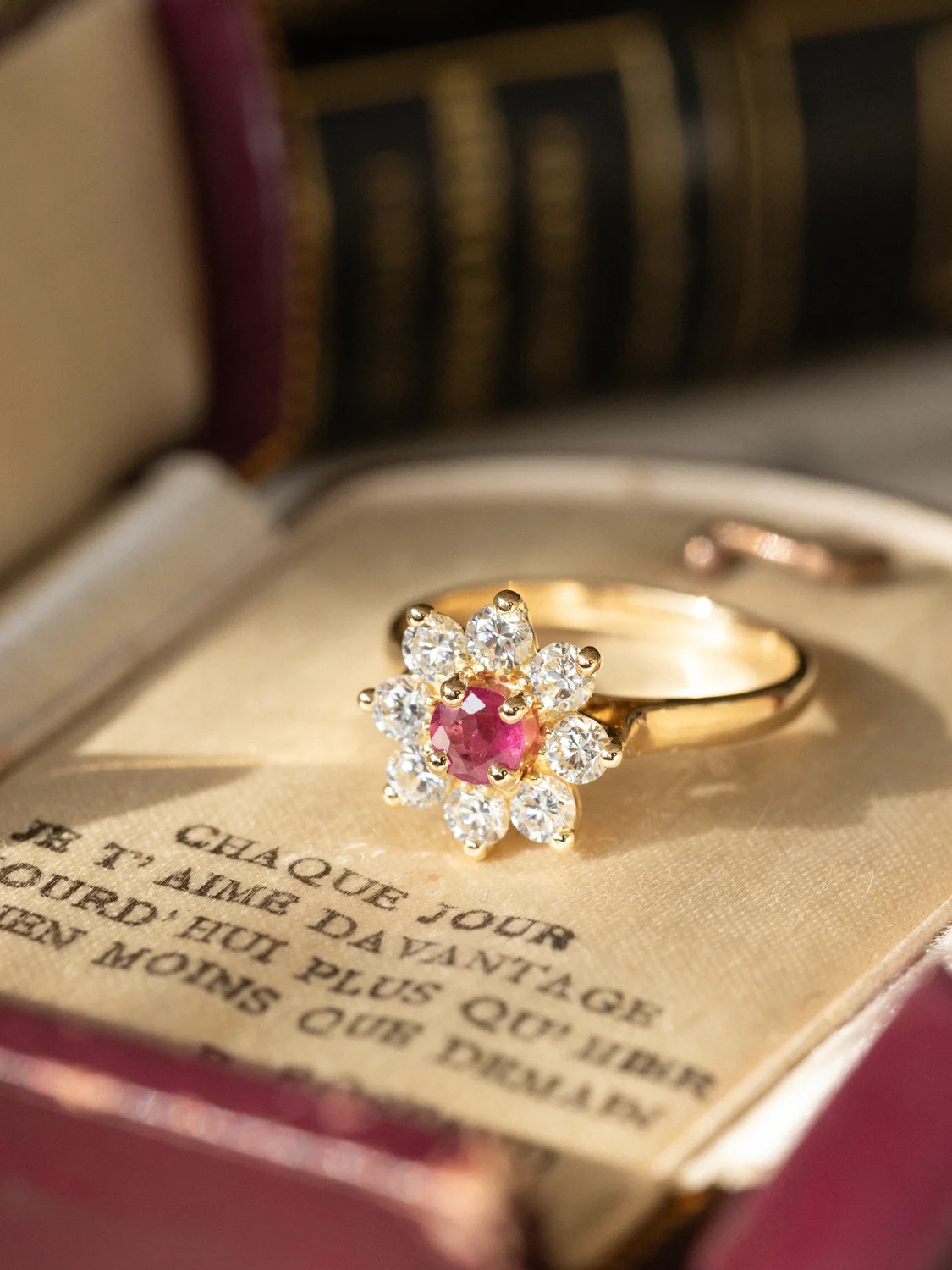 LA ANNABELLE, magnifique et lumineuse bague Marguerite vintage en or jaune 18 carats, rubis & diamants taille brillant étincelants ✨