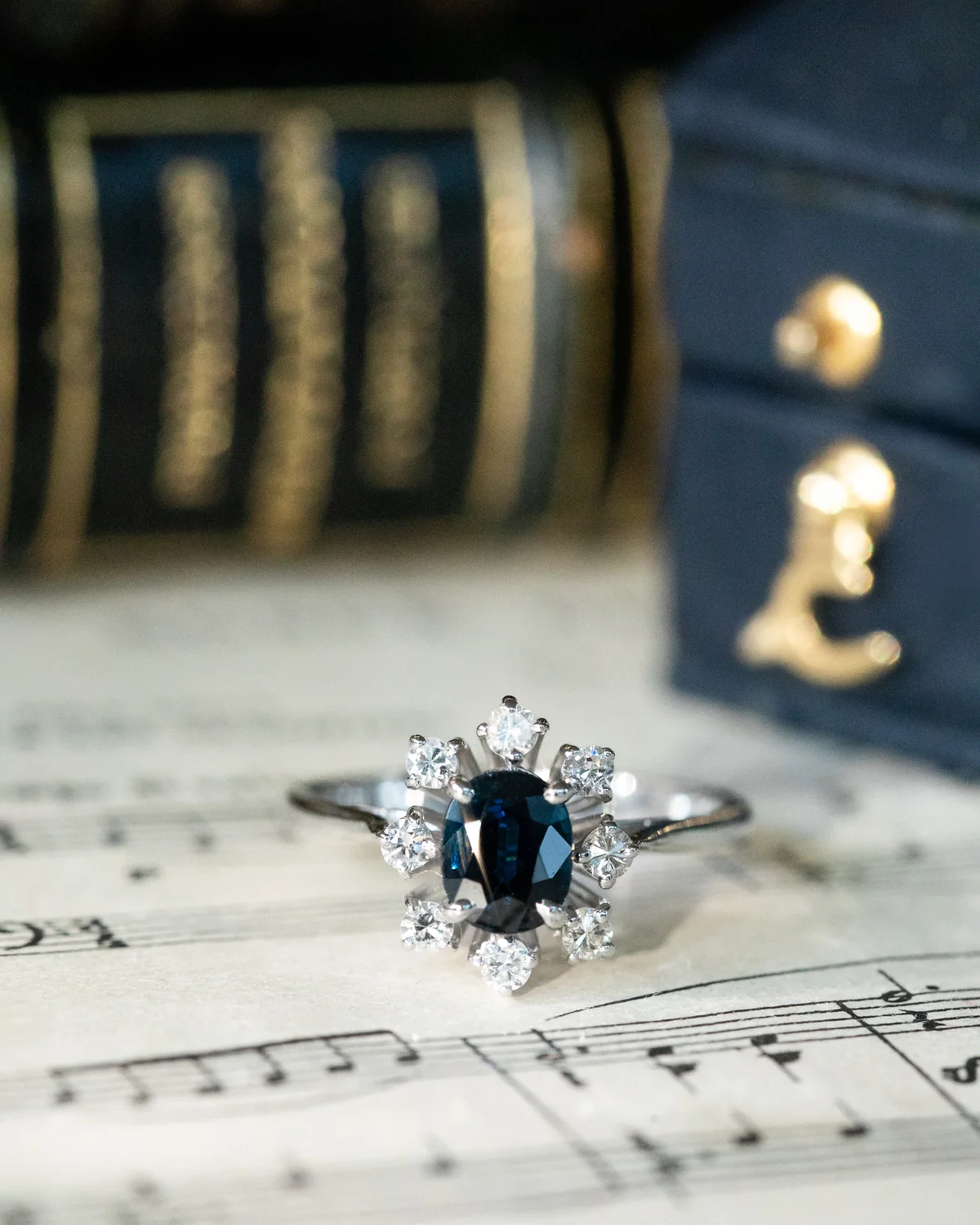 LA CLÉA, magnifique et envoûtante bague Marguerite vintage en or blanc 18 carats, saphir bleu nuit et constellation de diamants scintillants 💫