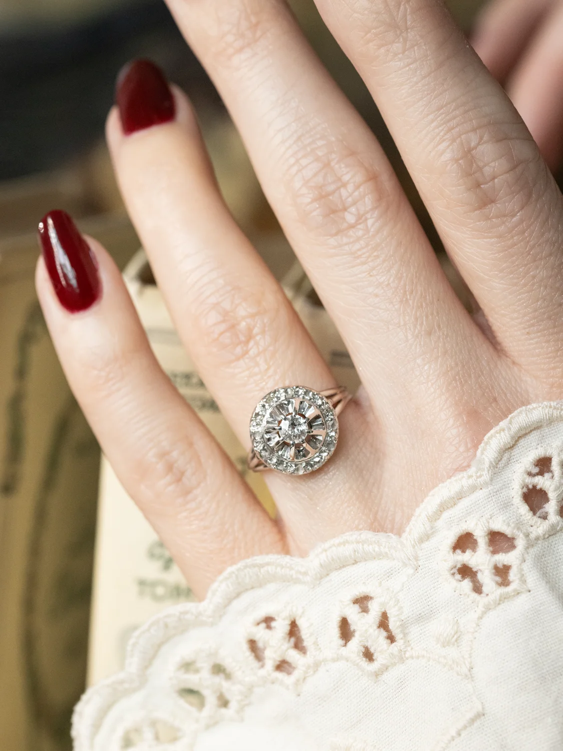 LA EMÉLIE, ravissante et lumineuse bague halo d’époque Art Déco (circa 1920) en or 18 carats, platine & diamants scintillants ✨