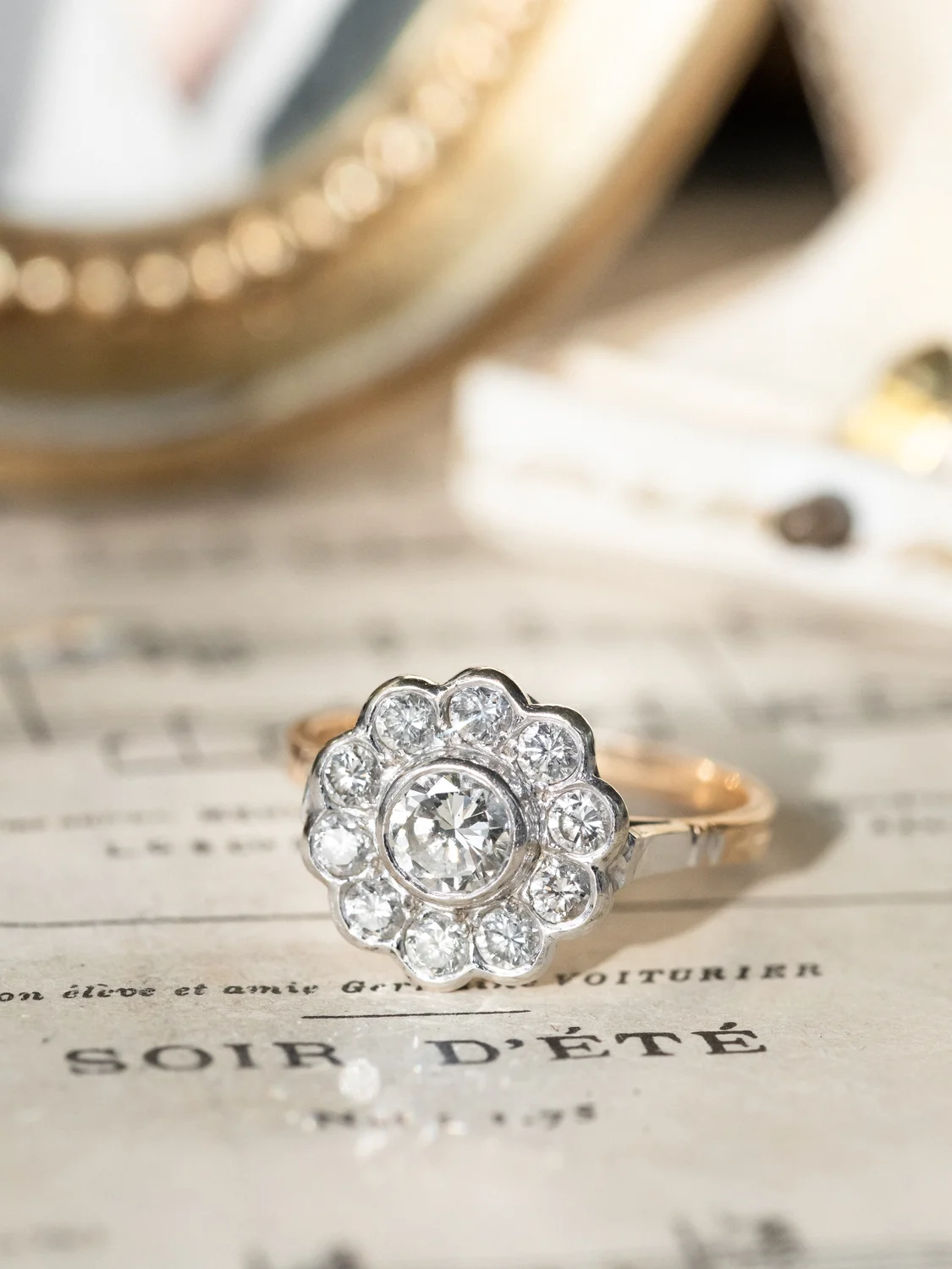 LA MILLY, sublime bague Marguerite de style Art Déco (circa 1950) en or 18 carats deux tons & diamants étincelants