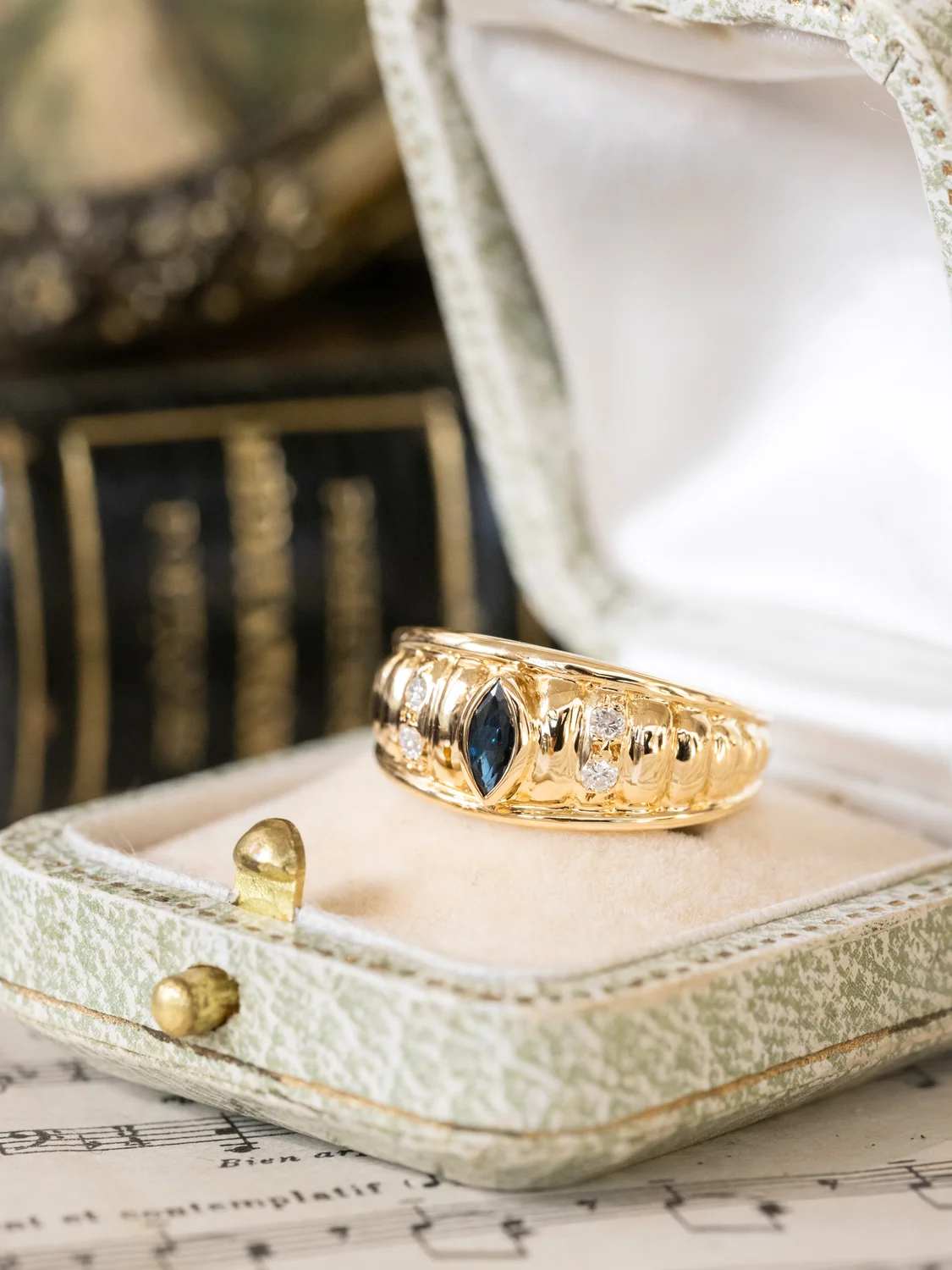 LA JANELLE, magnifique bague jonc vintage en or jaune 18 carats godronné, saphir taille navette en serti clos & petits diamants scintillants ✨