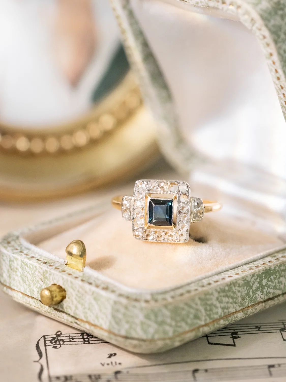 LA HÉLIE, magnifique et délicate petite bague Art Déco (circa 1930) en or 18 carats deux tons, saphir Verneuil, pierres blanches et diamants ✨