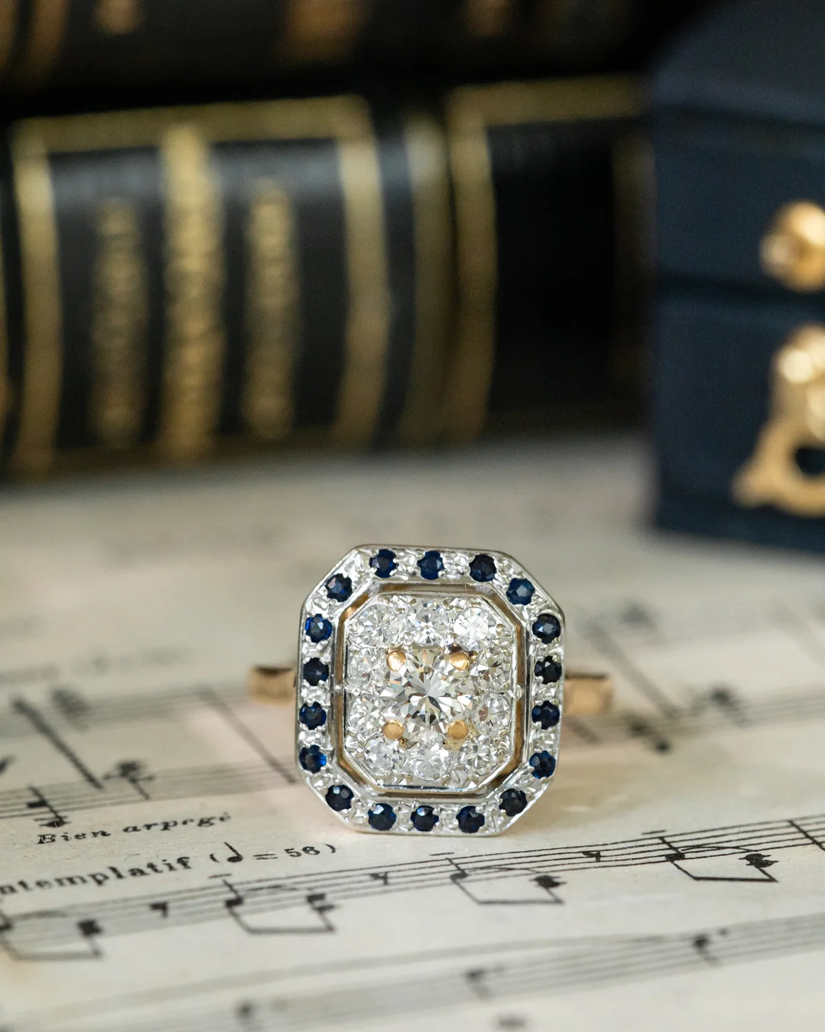LA GABY, magnifique bague octogonale vintage de style Art Déco en or 18 carats deux tons, saphirs & diamants étincelants ✨