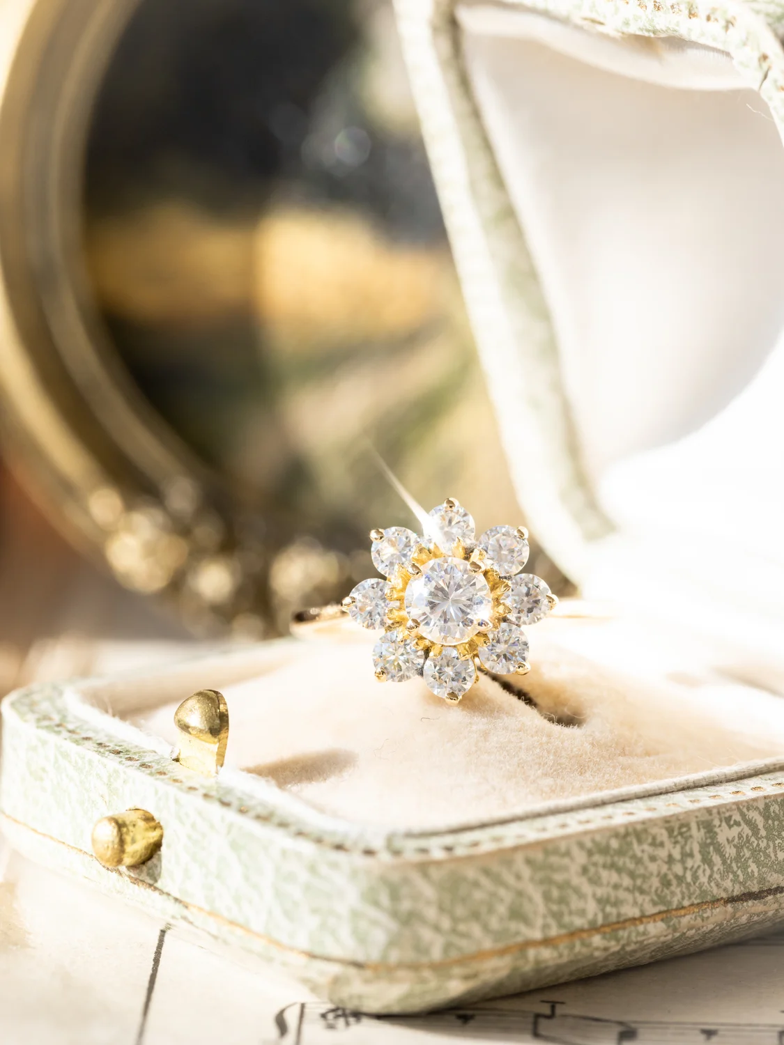 LA LUCINE, merveilleuse bague Marguerite vintage en or 18 carats & pierres blanches étincelantes ✨