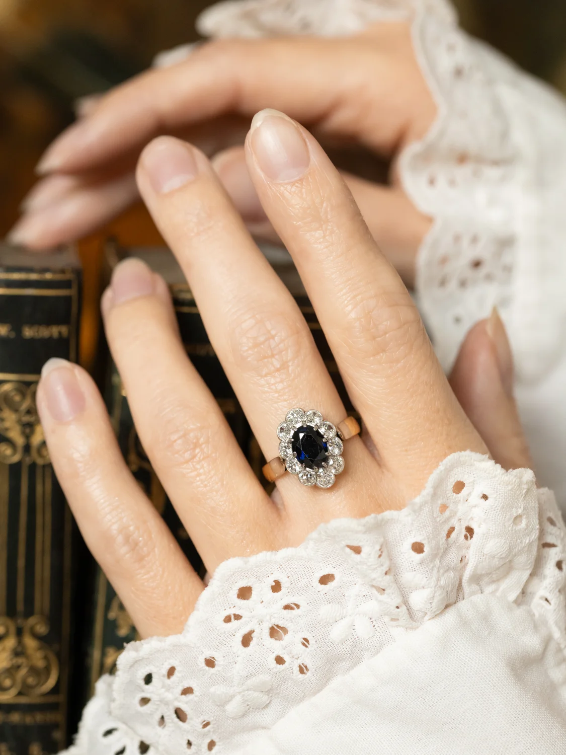 LA EMILIE, sublime et mystérieuse bague Pompadour ancienne (vers 1950-1960) en or 18 carats deux tons, saphir & diamants scintillants ✨