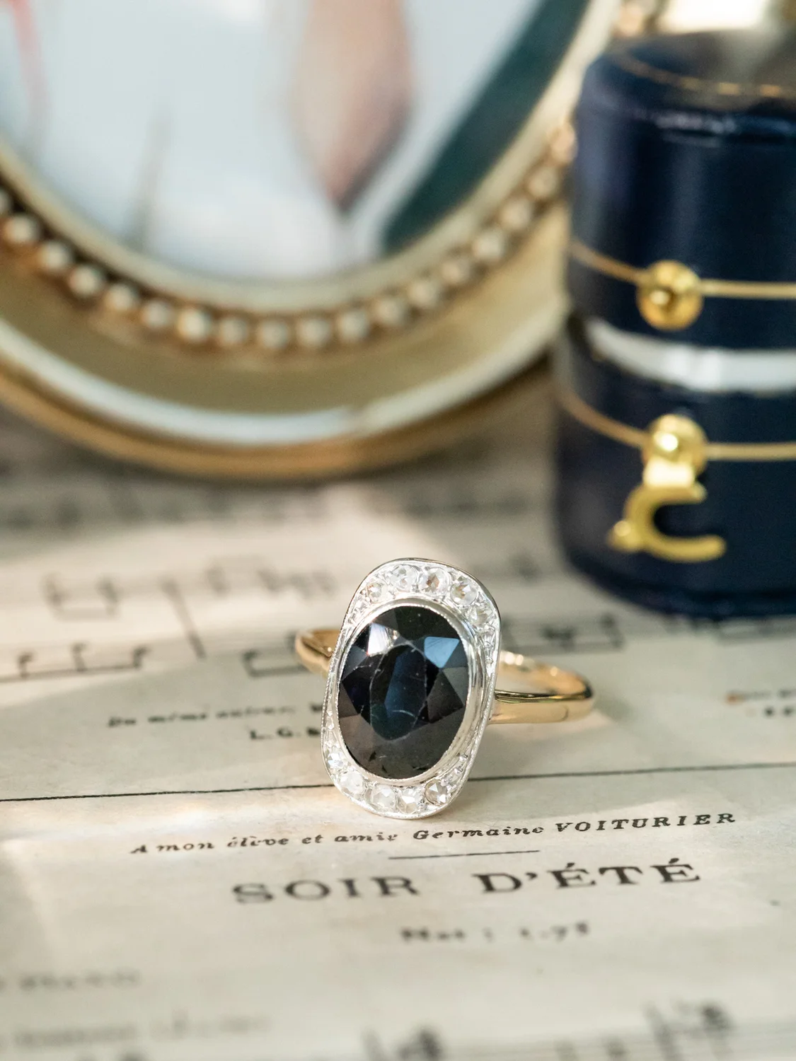 LA EDMÉE, merveilleuse et envoûtante bague Belle Époque (circa 1910) en or 18 carats deux tons, saphir de 4,3 ct et diamants