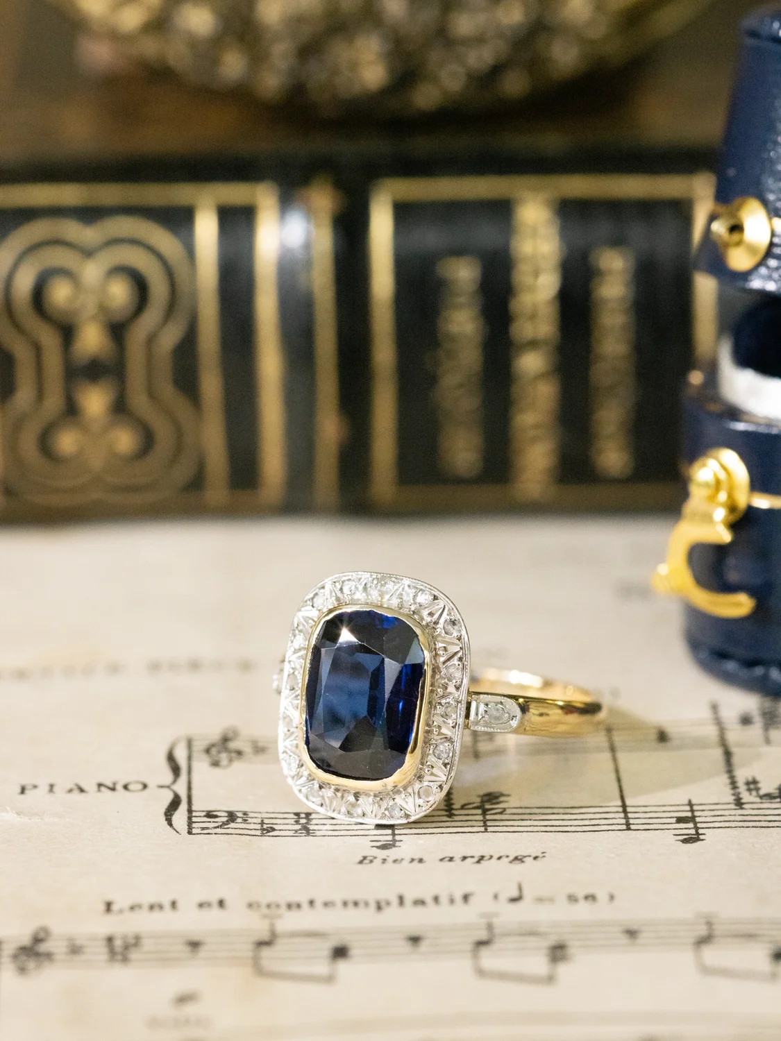 LA ARMANCE, sublime et envoûtante bague ancienne Art Déco (circa 1930) en or 18 carats deux tons, saphir taille coussin & petits diamants ✨