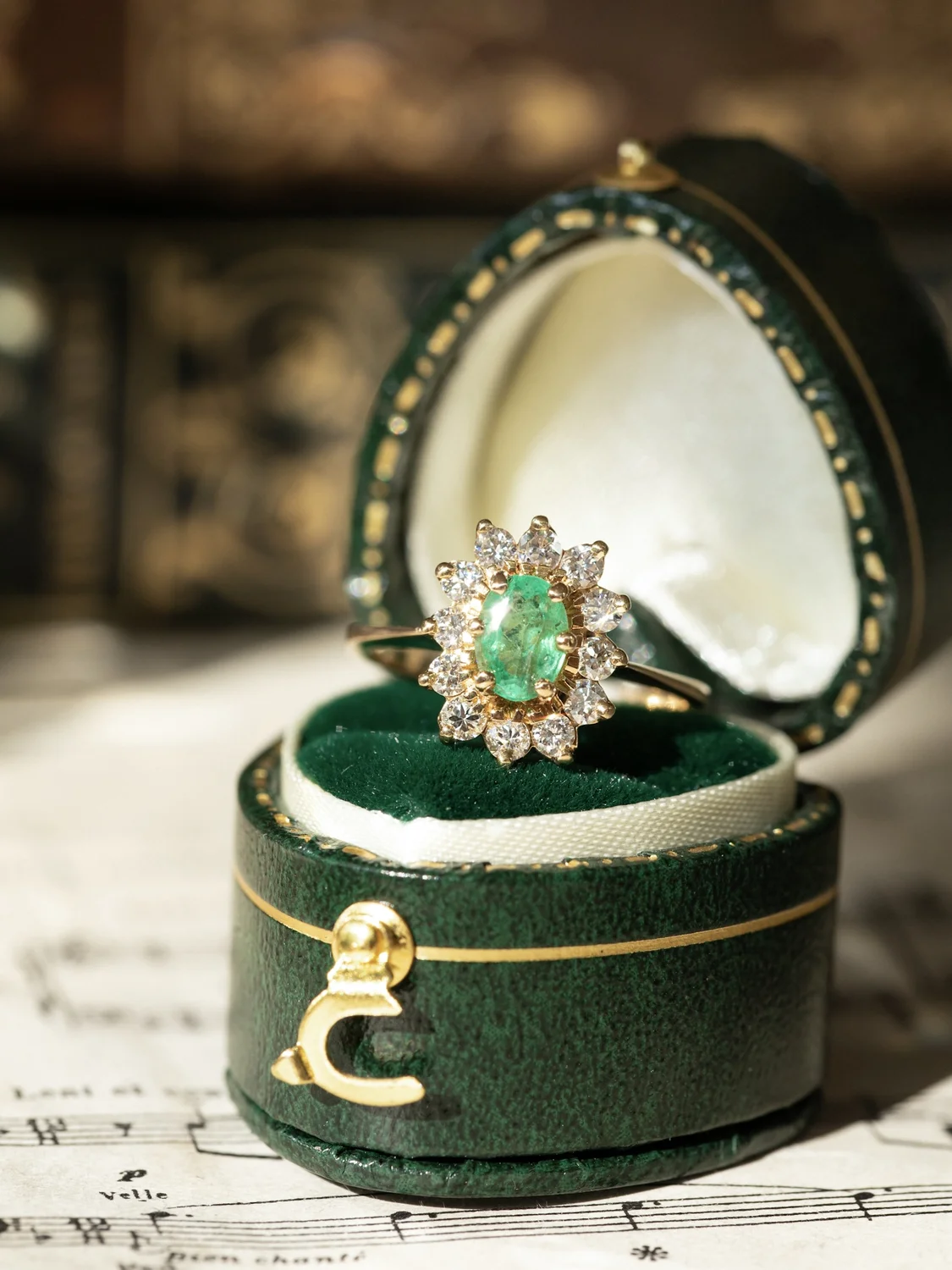 LA AUGUSTA, magnifique et fascinante bague Marguerite vintage (vers 1975) en or 18 carats, émeraude & diamants