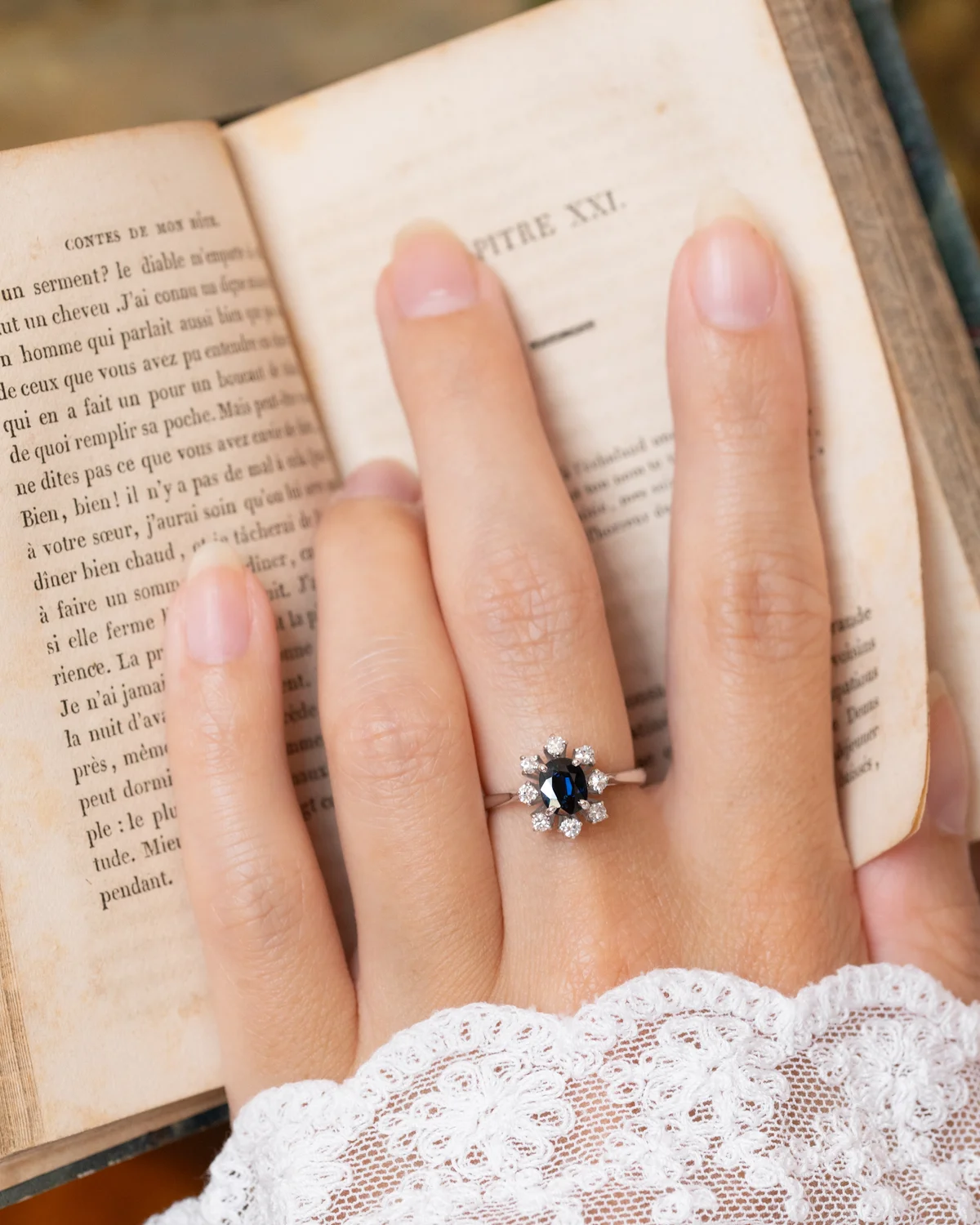 LA CLÉA, magnifique et envoûtante bague Marguerite vintage en or blanc 18 carats, saphir bleu nuit et constellation de diamants scintillants 💫
