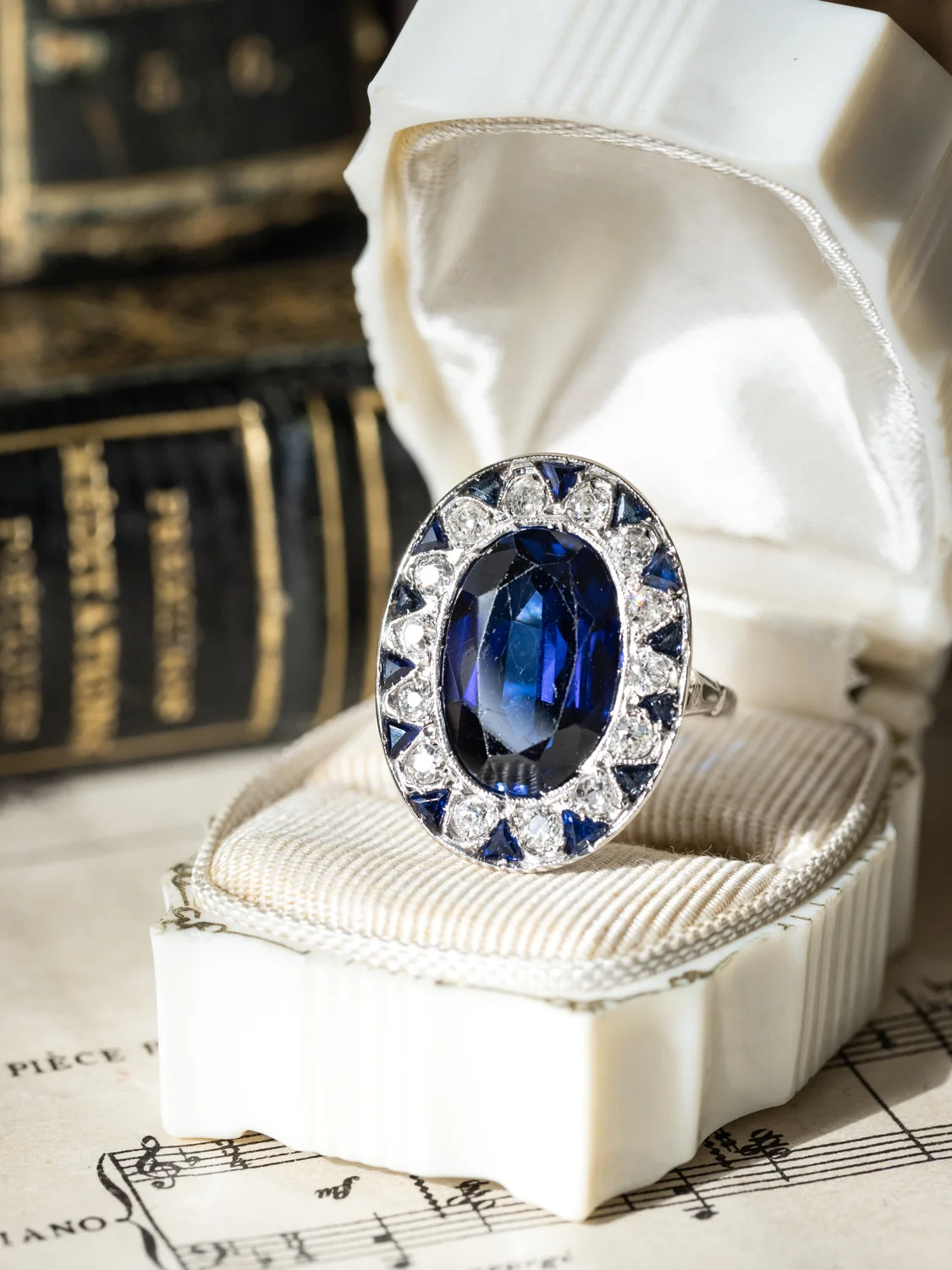 LA JEANNETTE, magnifique bague ancienne Art Déco (circa 1925) en or blanc 18 carats, saphir Verneuil en serti clos & entourage de saphirs calibrés et diamants scintillants ✨