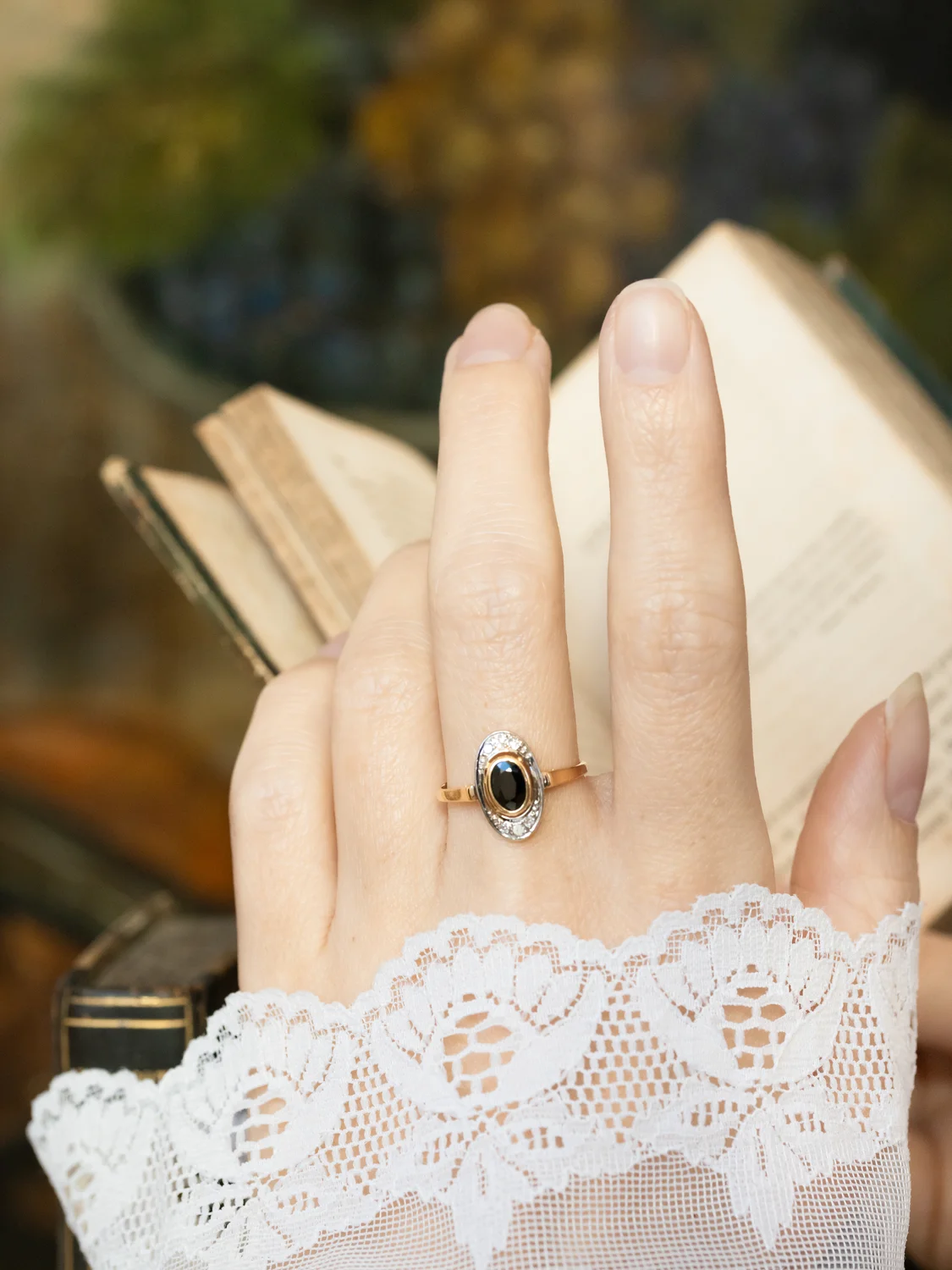 LA MIA, adorable petite bague entourage vintage de style Belle Époque en or 18 carats deux tons, saphir en serti clos, diamants & pierres blanches 💫