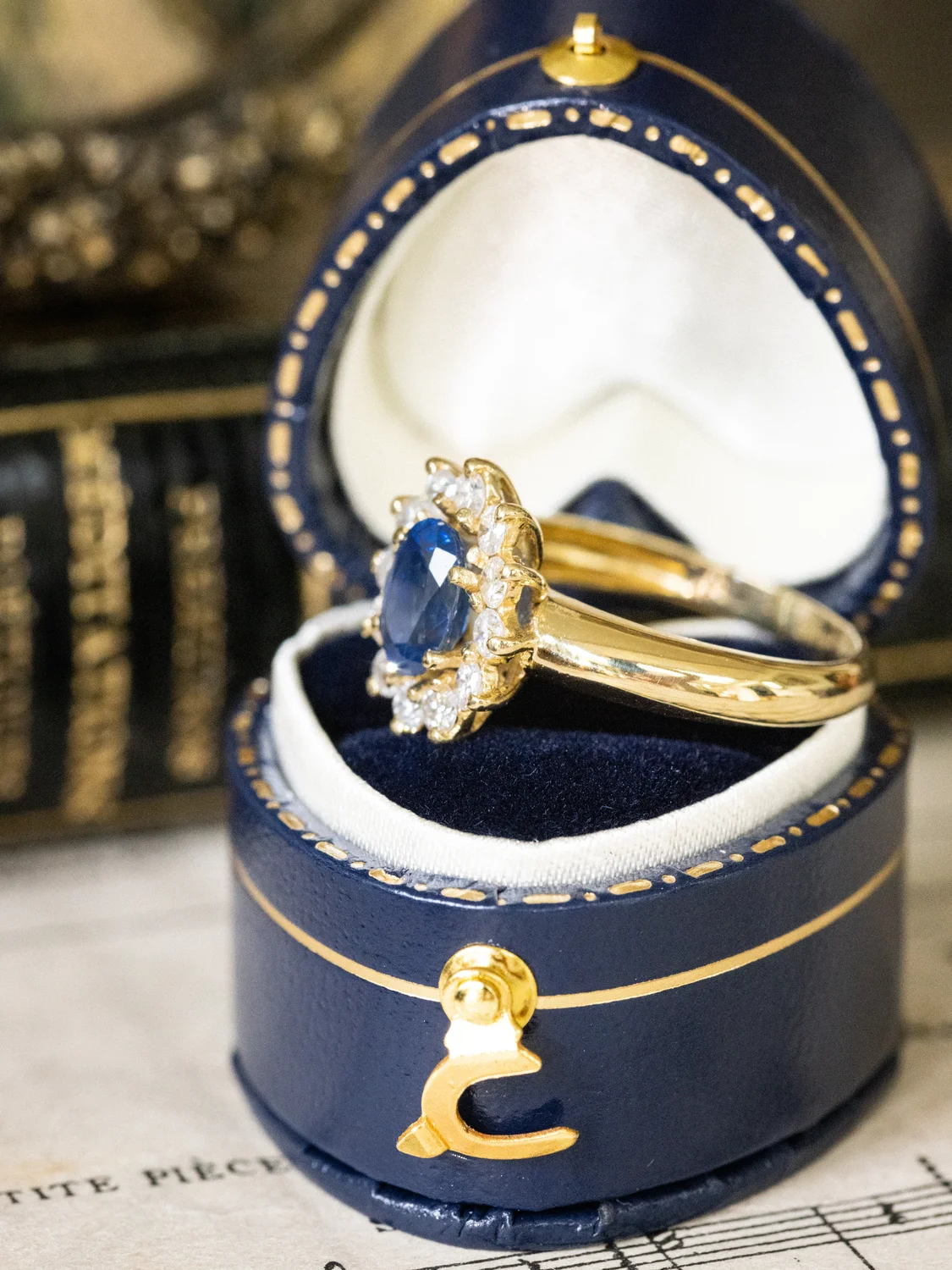 LA MAHAUT, sublime et lumineuse bague Marguerite vintage en or jaune 18 carats, saphir & diamants scintillants ✨
