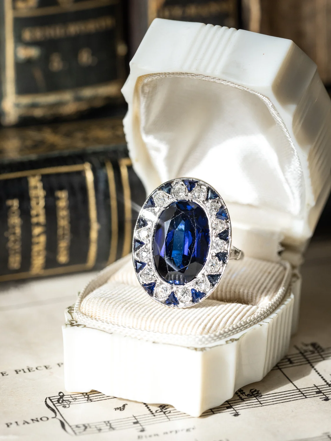 LA JEANNETTE, magnifique bague ancienne Art Déco (circa 1925) en or blanc 18 carats, saphir Verneuil en serti clos & entourage de saphirs calibrés et diamants scintillants ✨