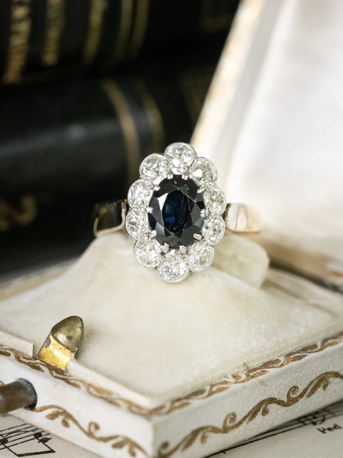 LA EMILIE, sublime et mystérieuse bague Pompadour ancienne (vers 1950-1960) en or 18 carats deux tons, saphir & diamants scintillants ✨