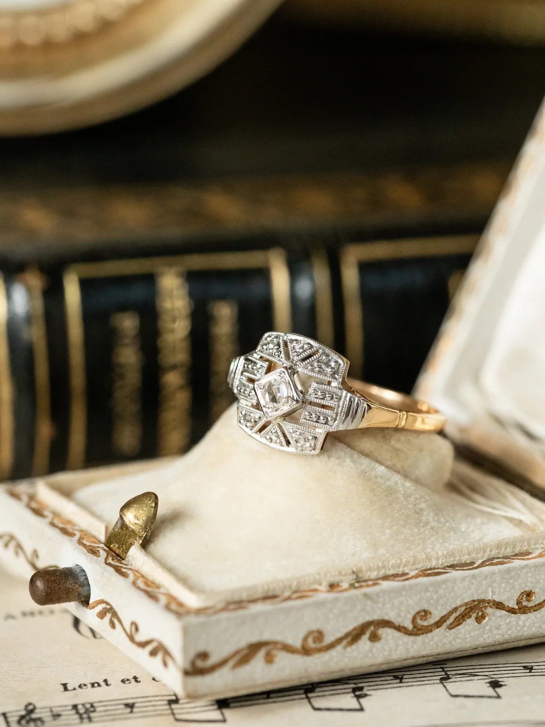 LA MARCIA, magnifique bague ancienne Art Déco (circa 1930) en or jaune 18 carats et platine, centrée d’un diamant taille rose ✨