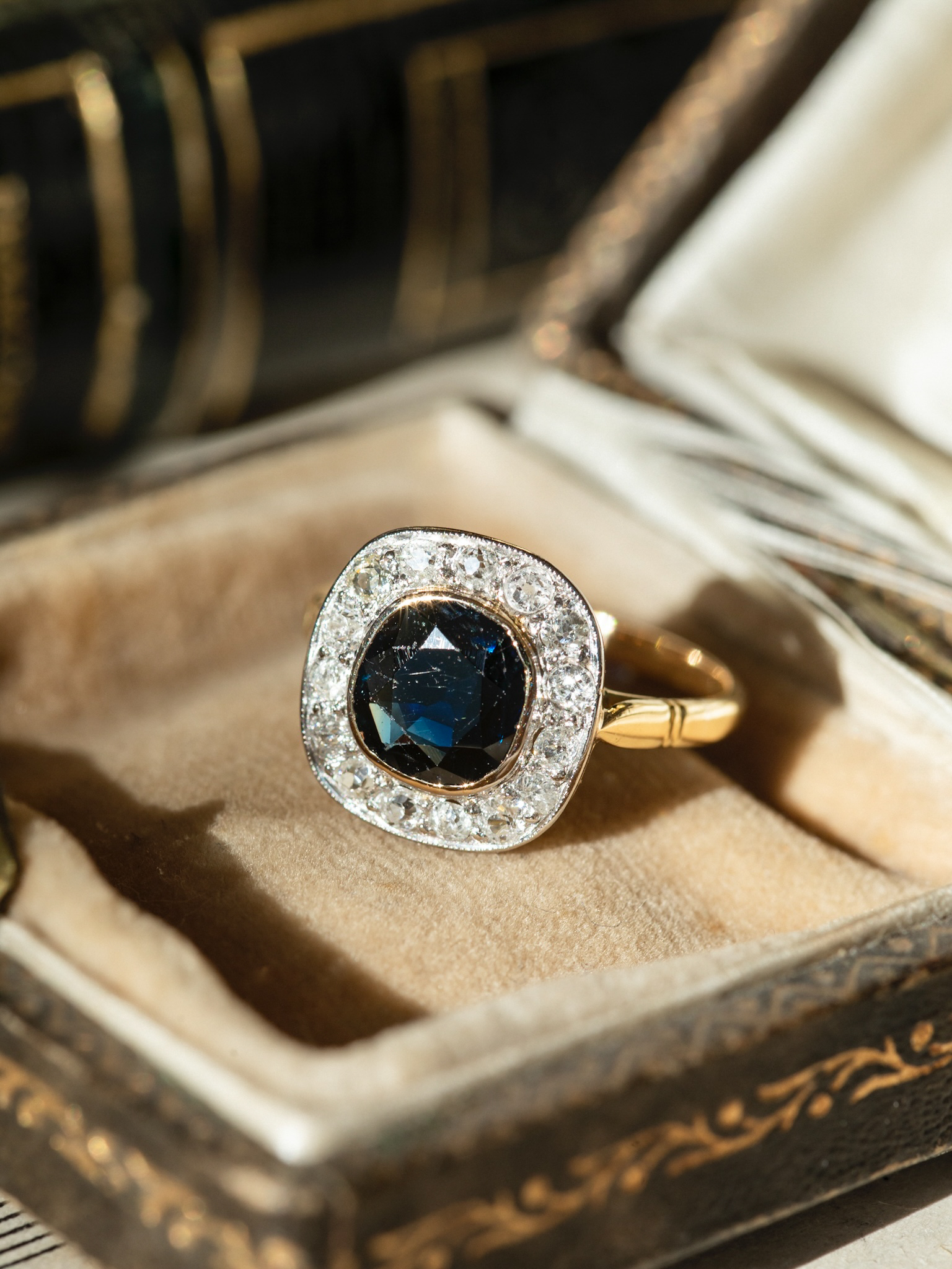 LA AUDE, magnifique bague halo ancienne (circa 1915) en or 18 carats deux tons, saphir taille coussin en serti clos et diamants ✨