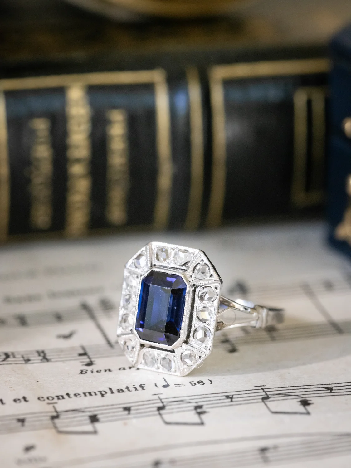 LA JOSÈPHE, magnifique bague octogonale Art Déco (circa 1935) en or blanc 18 carats, saphir Verneuil & diamants taille rose ✨